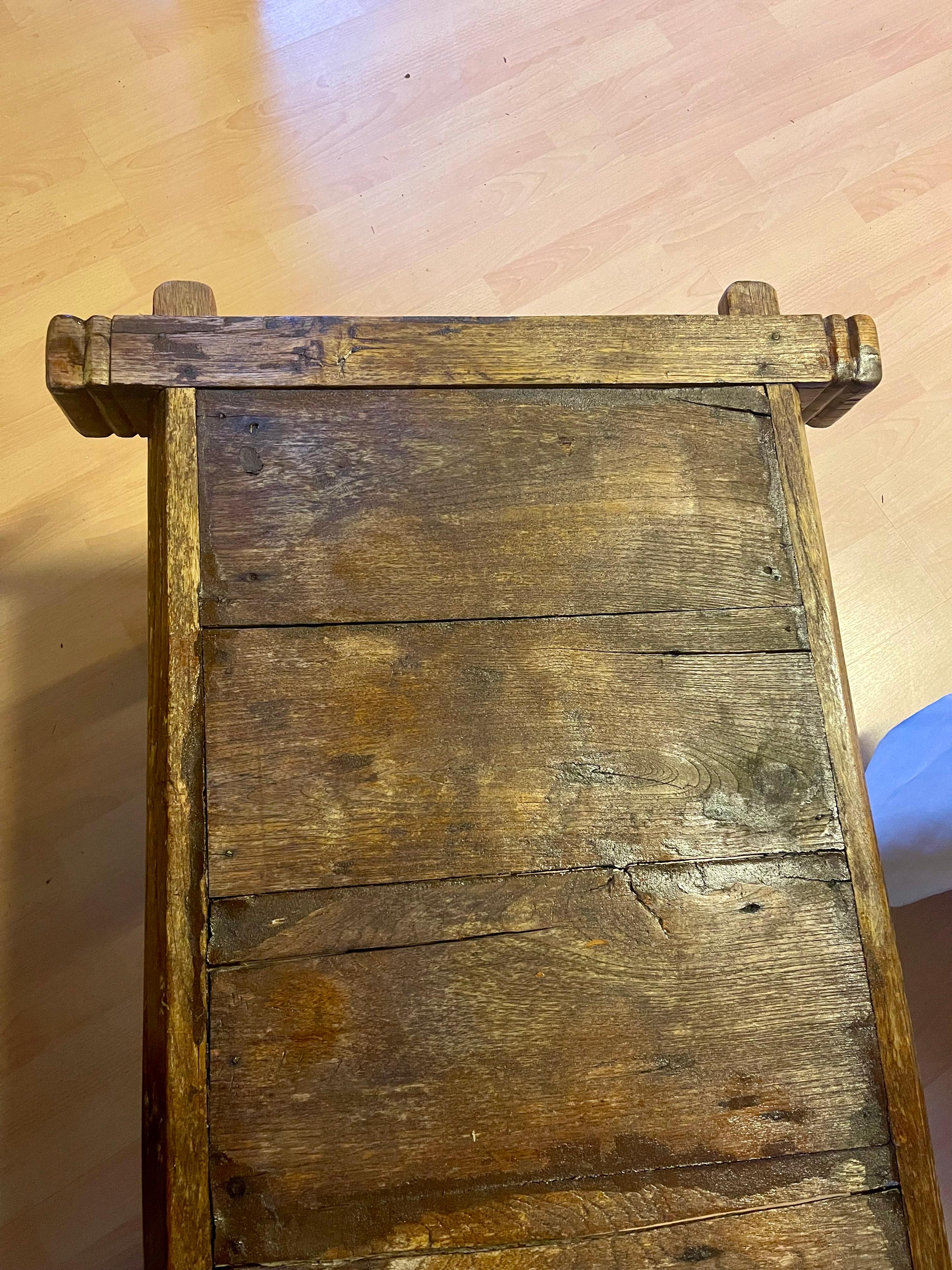Grande sedia lunga italiana in legno, stile brutalista anni '40 im Angebot 1