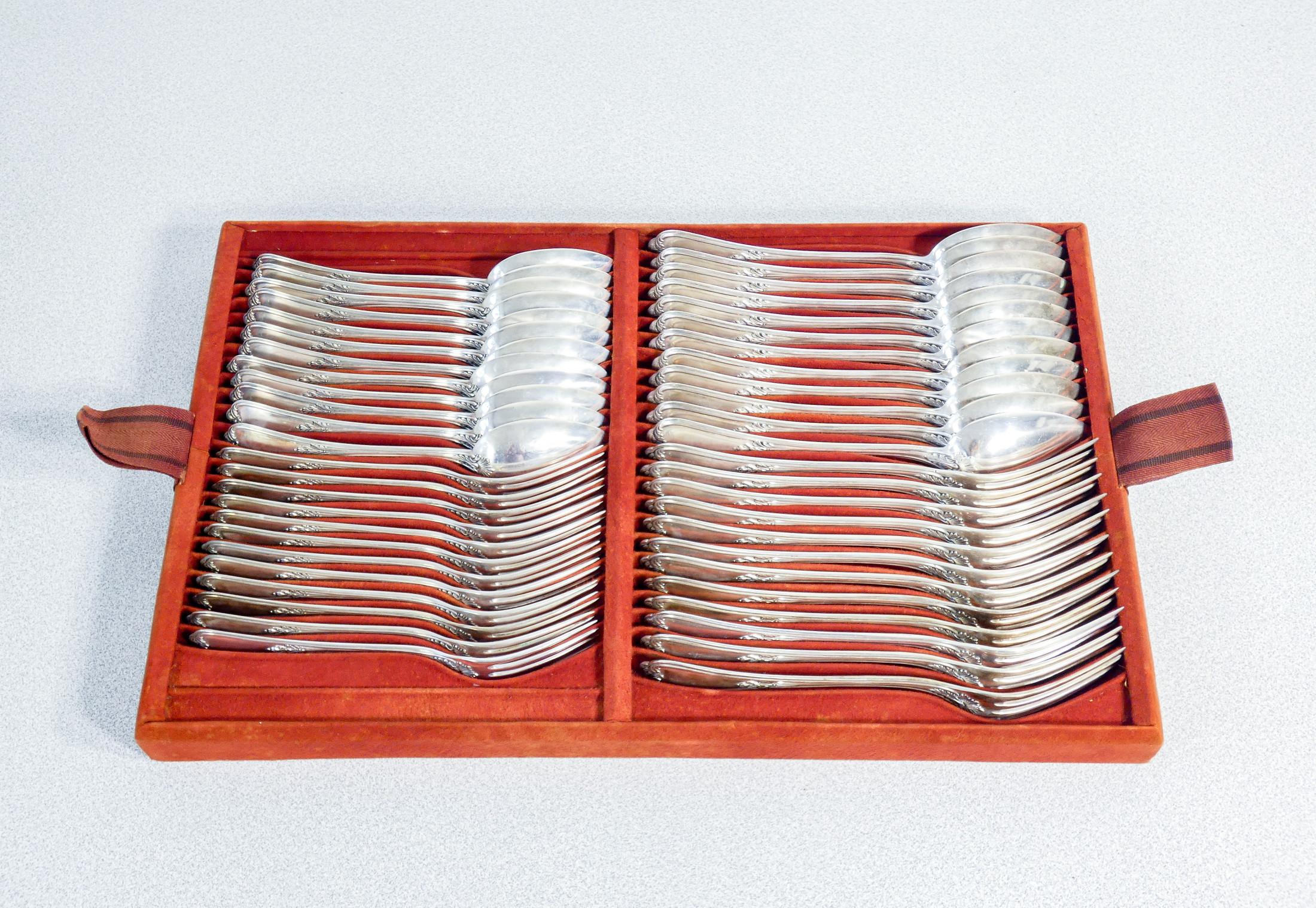 Large HENRI SOUFFLOT flatware service in 800 silver. 93 pcs. Late Nineteenth Century For Sale 10