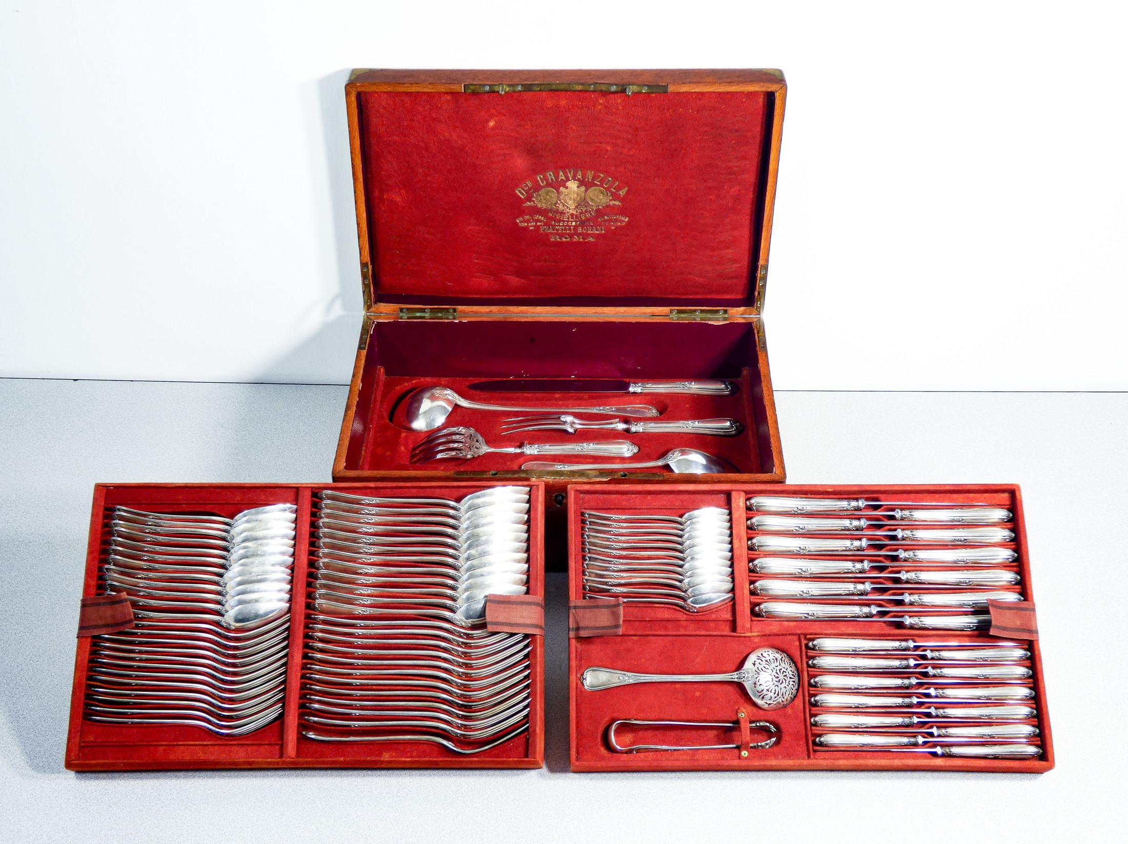 Large cutlery service
HENRI SOUFFLOT
consisting of 93 pieces
800 silver,
oAK CASE.

The service consists of
93 pieces:

12 Table Forks
12 Dessert Forks
12 Tablespoons
12 Dessert Spoons

12 Teaspoons
12 Table knives
12 Cheese Knives
1 Serving ladle
1