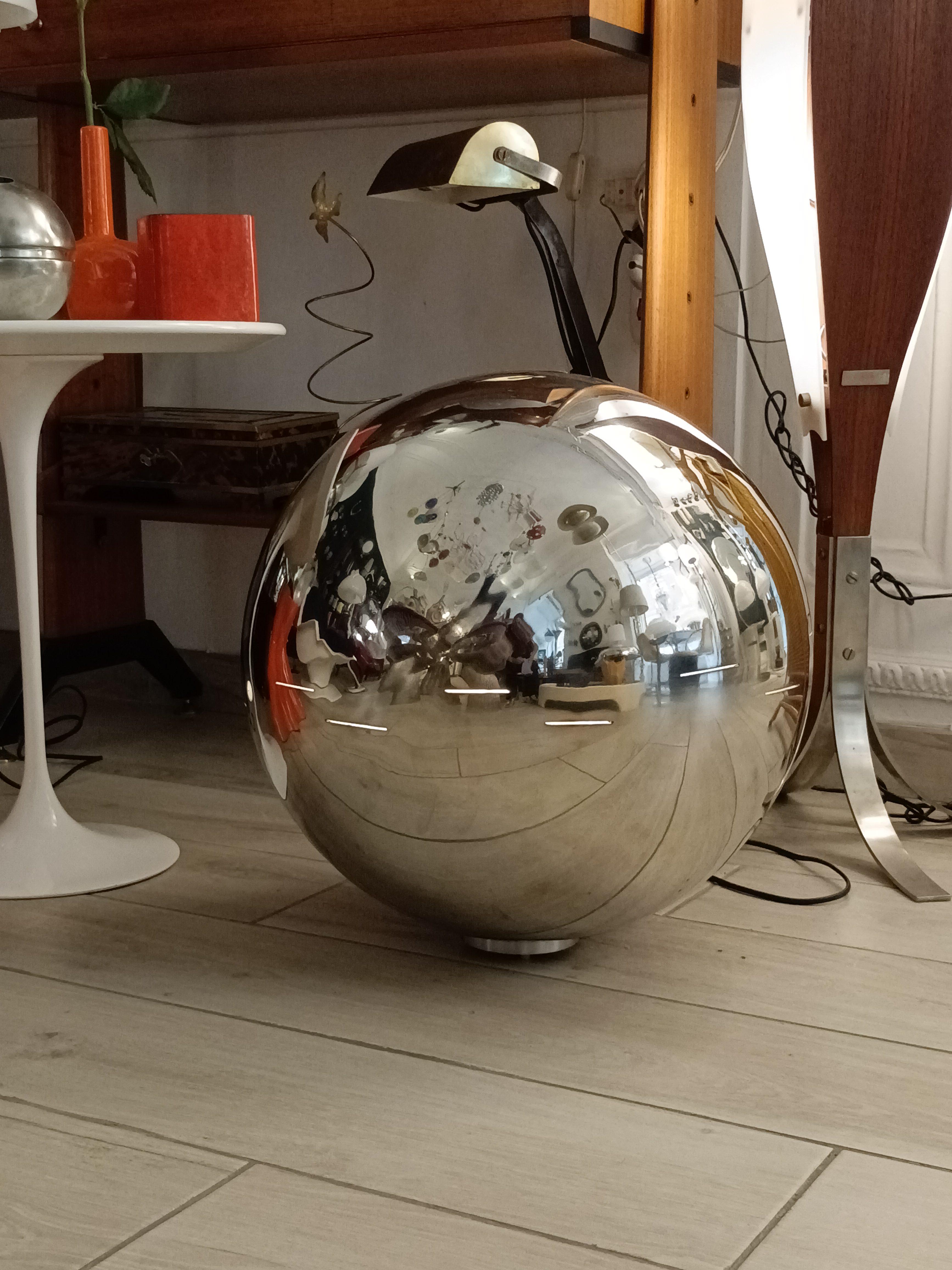 Grande Lampada Sfera da terra in metallo cromato.  La sua perfetta forma sferica e la finitura a specchio richiamano immediatamente l'audacia e l'innovazione dello stile Space Age, tipico degli anni '60 e '70. Realizzata in metallo cromato lucido,