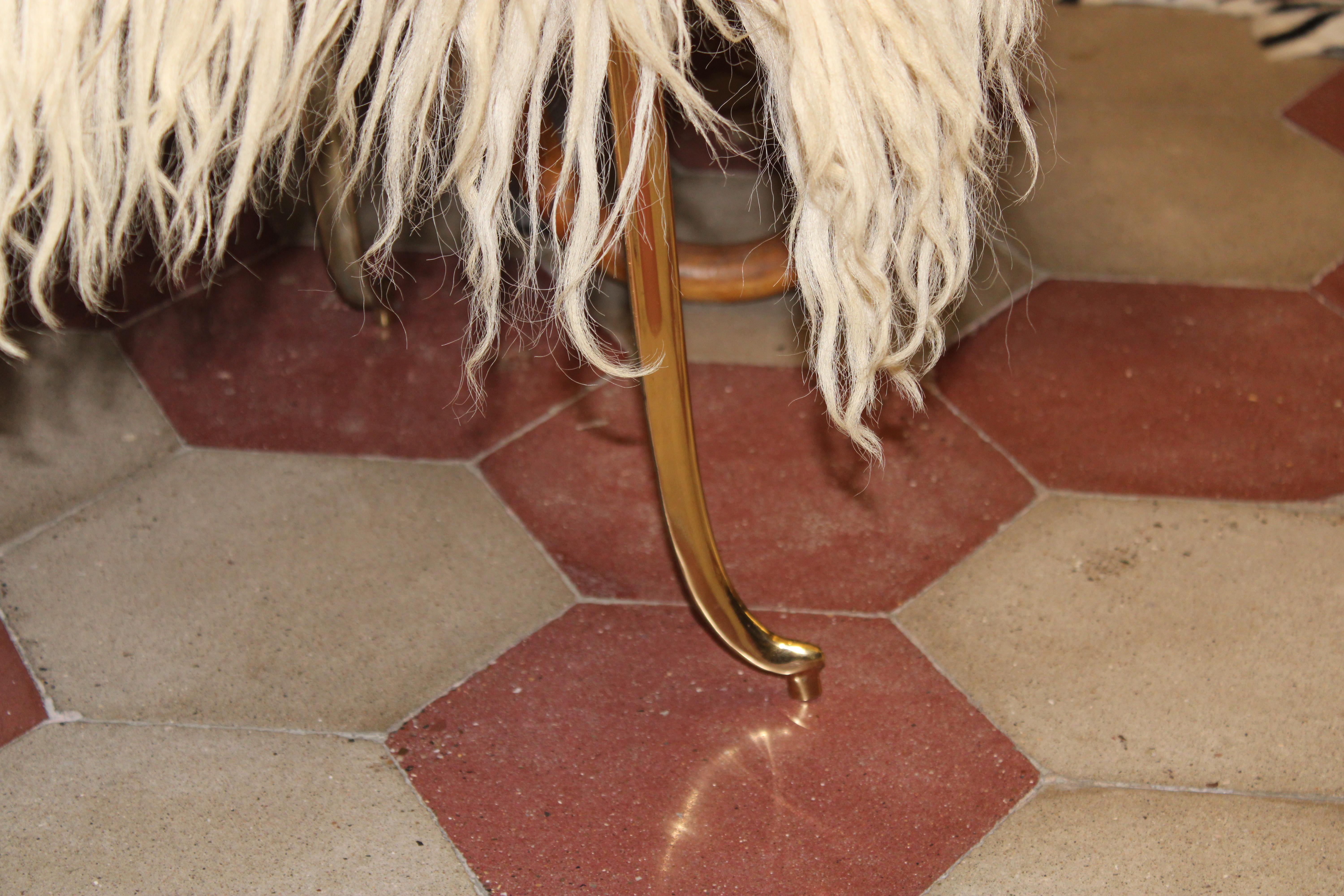 Large Stool with Brass Feet and Natural Sheep Wool Mid-century In Good Condition For Sale In Palermo, Sicily