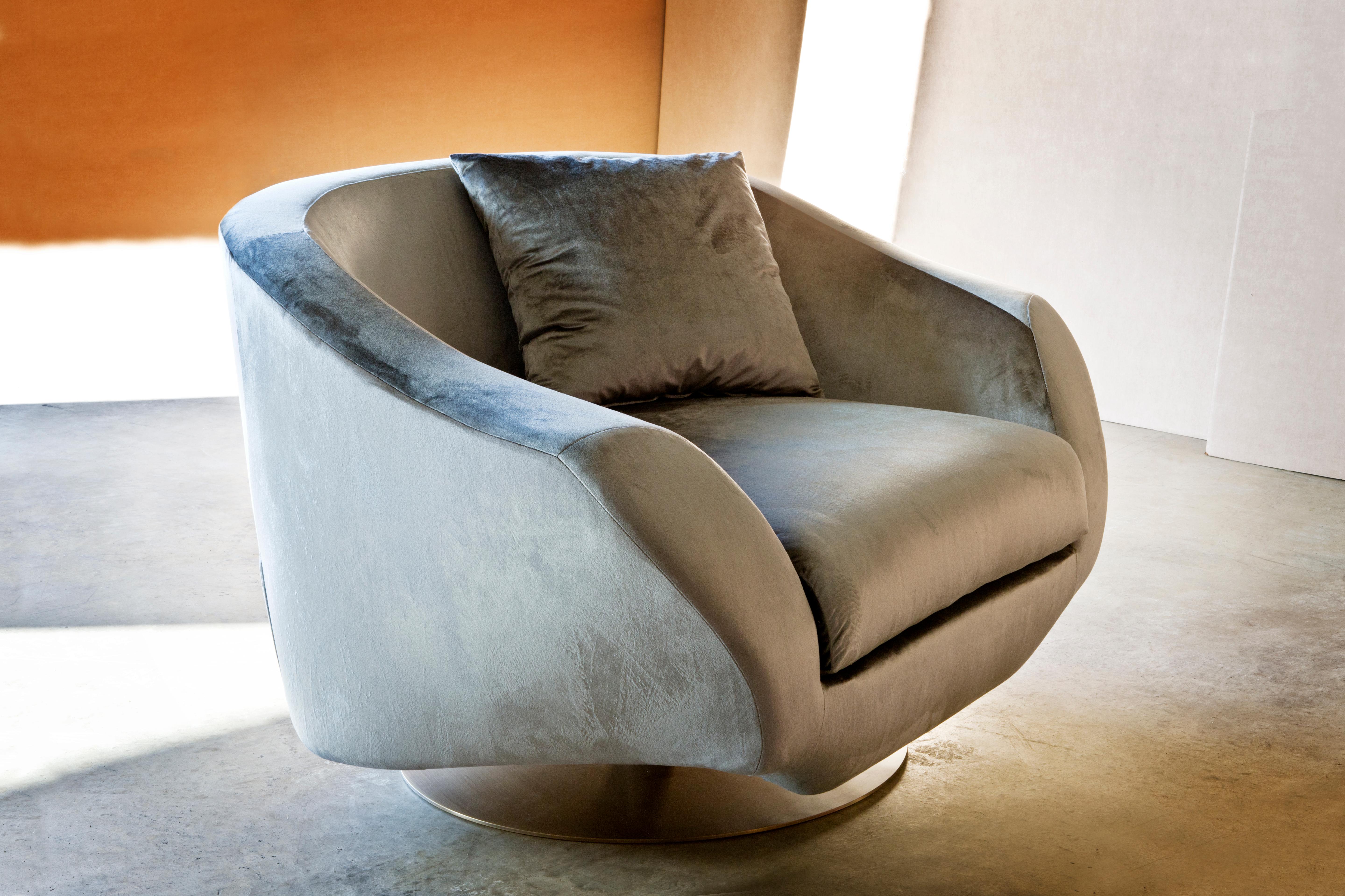 Poltrona Grande Sky in velluto e metallo bronzo chiaro di Casa Casati
Dimensioni: D 90 x L 120 x H 75 cm. 
Materiali: Legno di faggio, compensato marino, poliuretano, fibra di poliestere, schiuma, cotone, termoplastica, metallo e