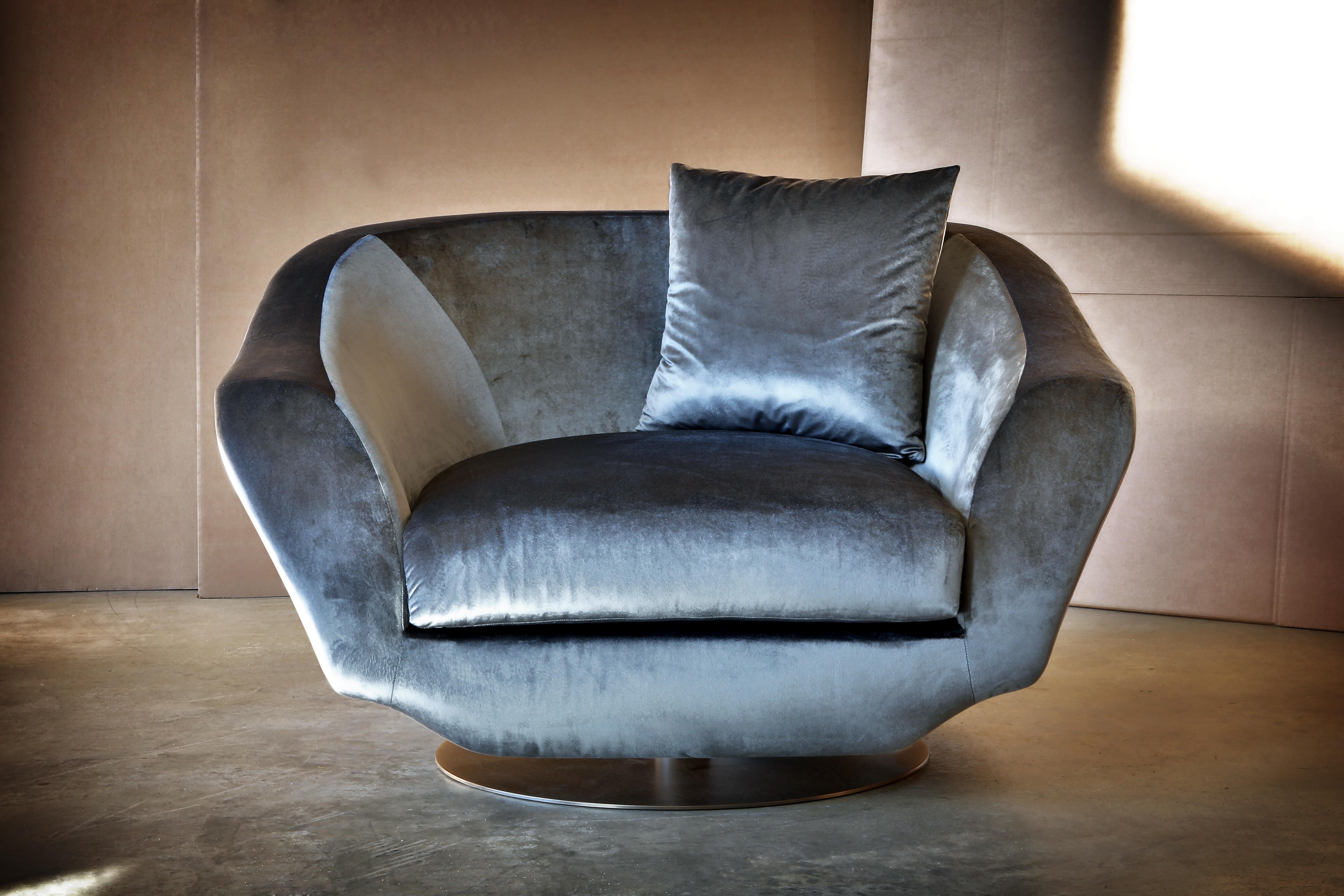 Postmoderno Poltrona Grande in velluto blu cielo e metallo bronzo chiaro di Casa Casati in vendita