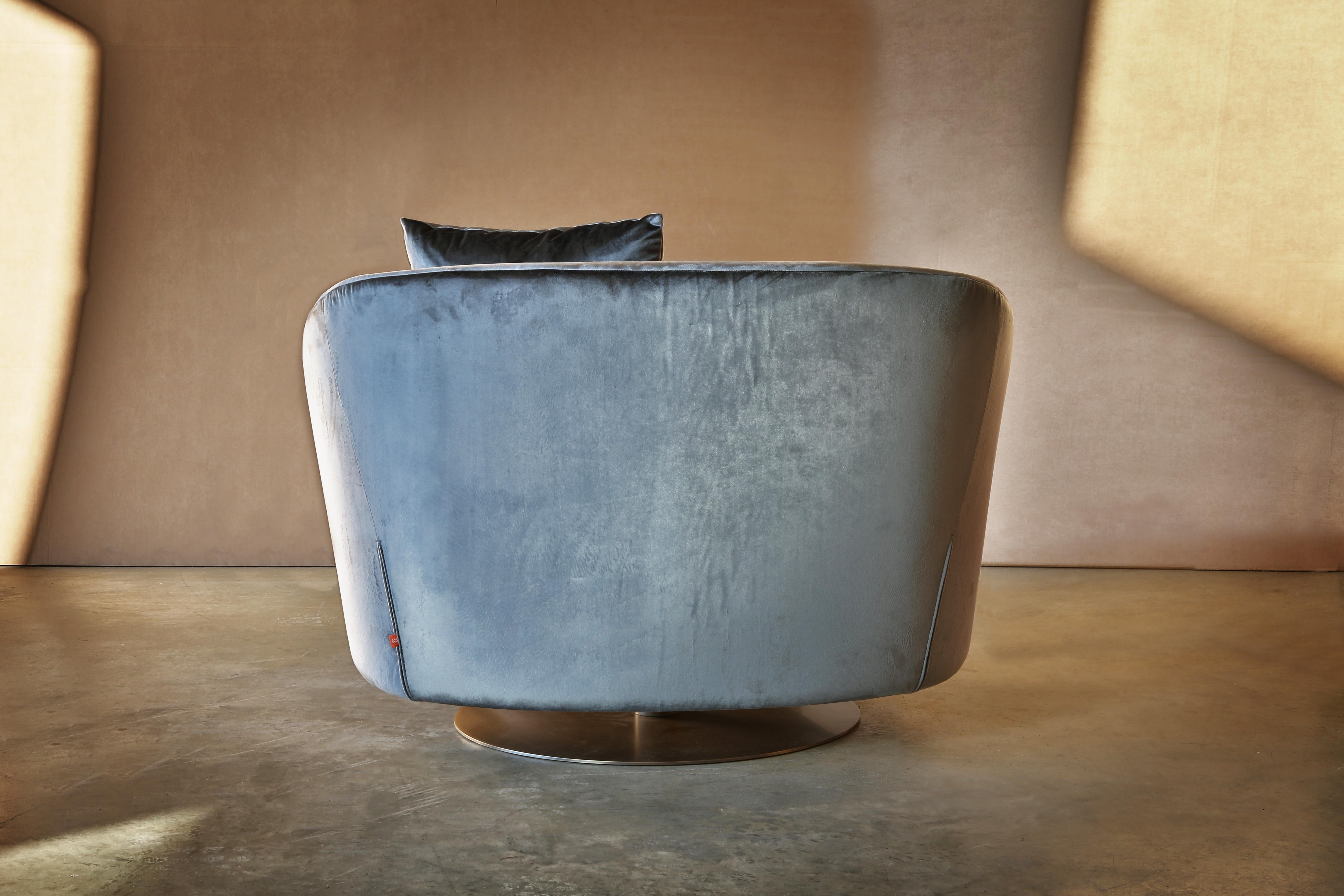 Italiano Poltrona Grande in velluto blu cielo e metallo bronzo chiaro di Casa Casati in vendita