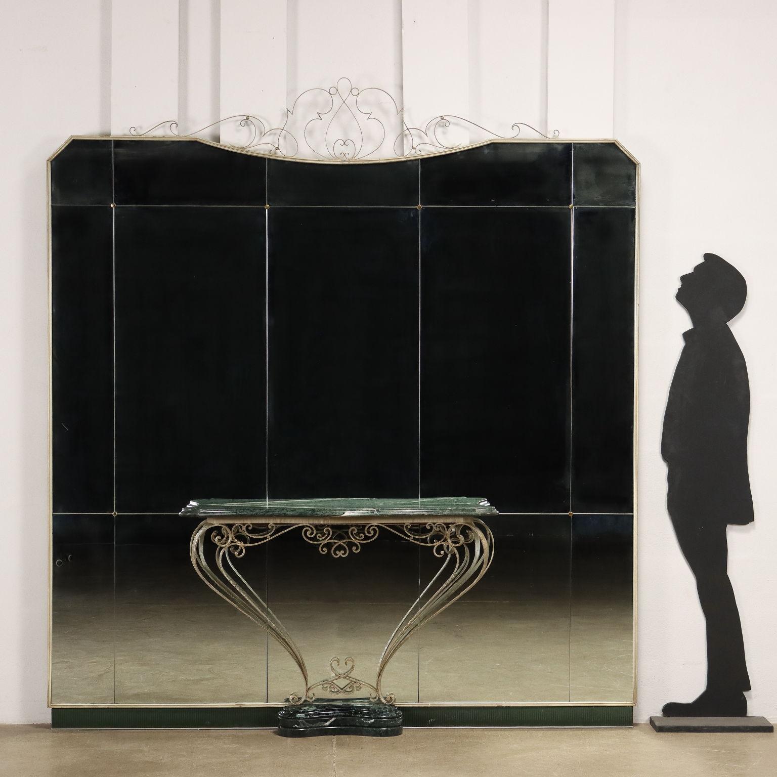 Miroir avec table console, fer forgé, marbre vert, bois laqué et verre miroir. Restauré.