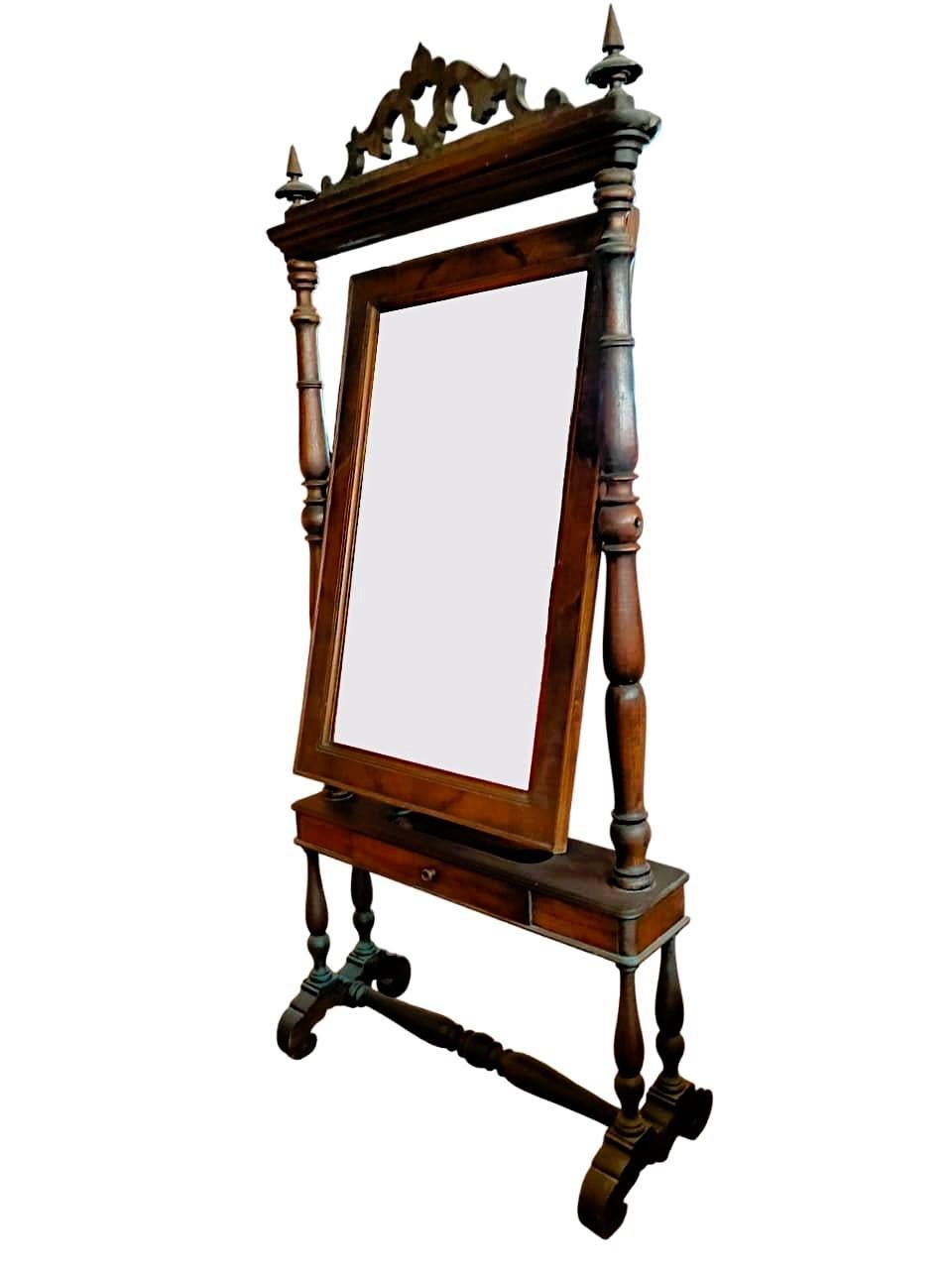 Psiche del 1800 in noce, italiana

Grande specchiera d' epoca Luigi Filippo (metà 1800), con torniture in noce massello e cornice della specchiera lastronata in radica, cimasa traforata originale.
Mai restaurata e in condizioni generali