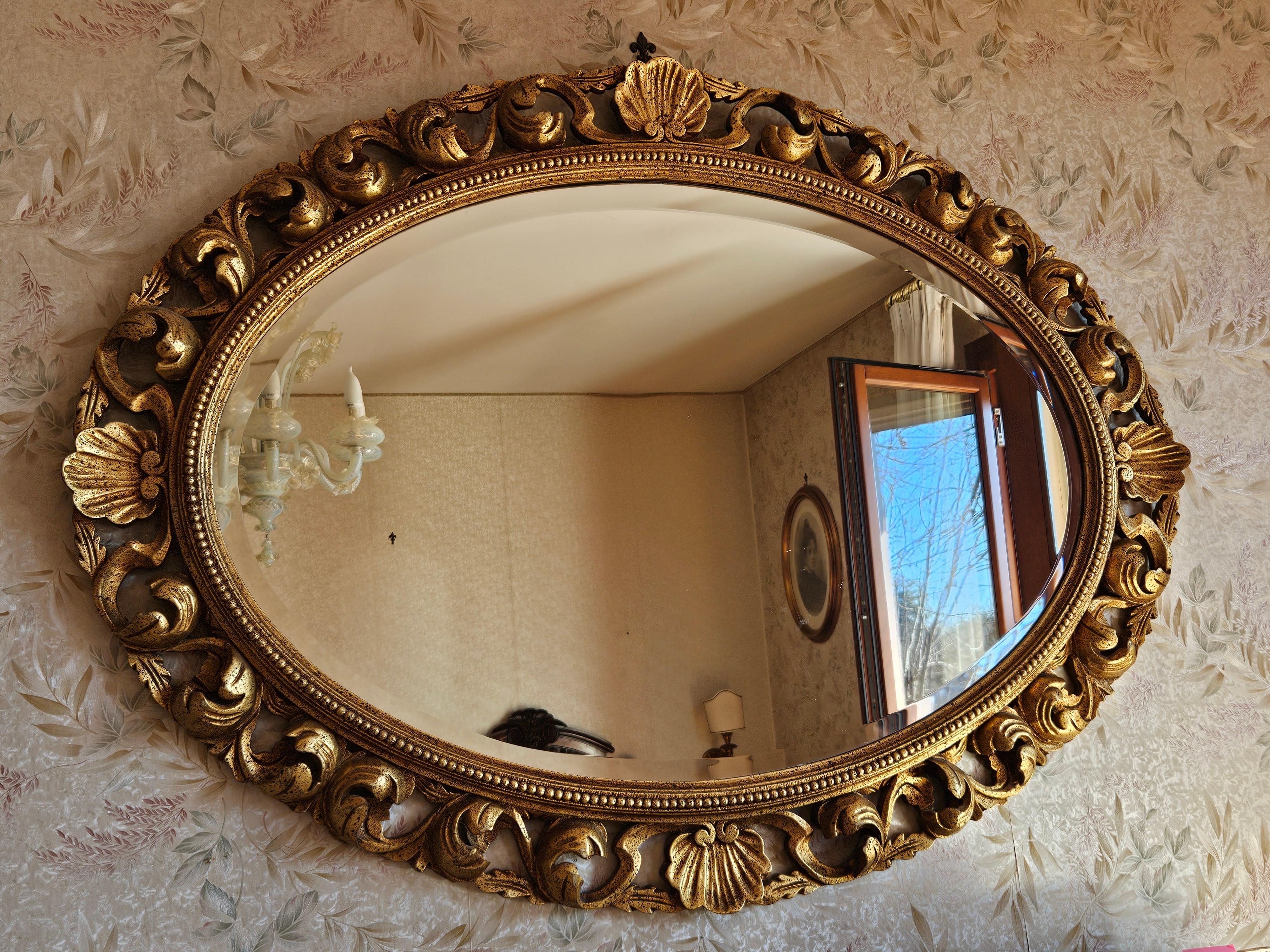 Large gilt wood mirror for bedroom or living room, perfect for all types of rooms.

Very elegant and refined.

Normal signs of wear due to age and use.
