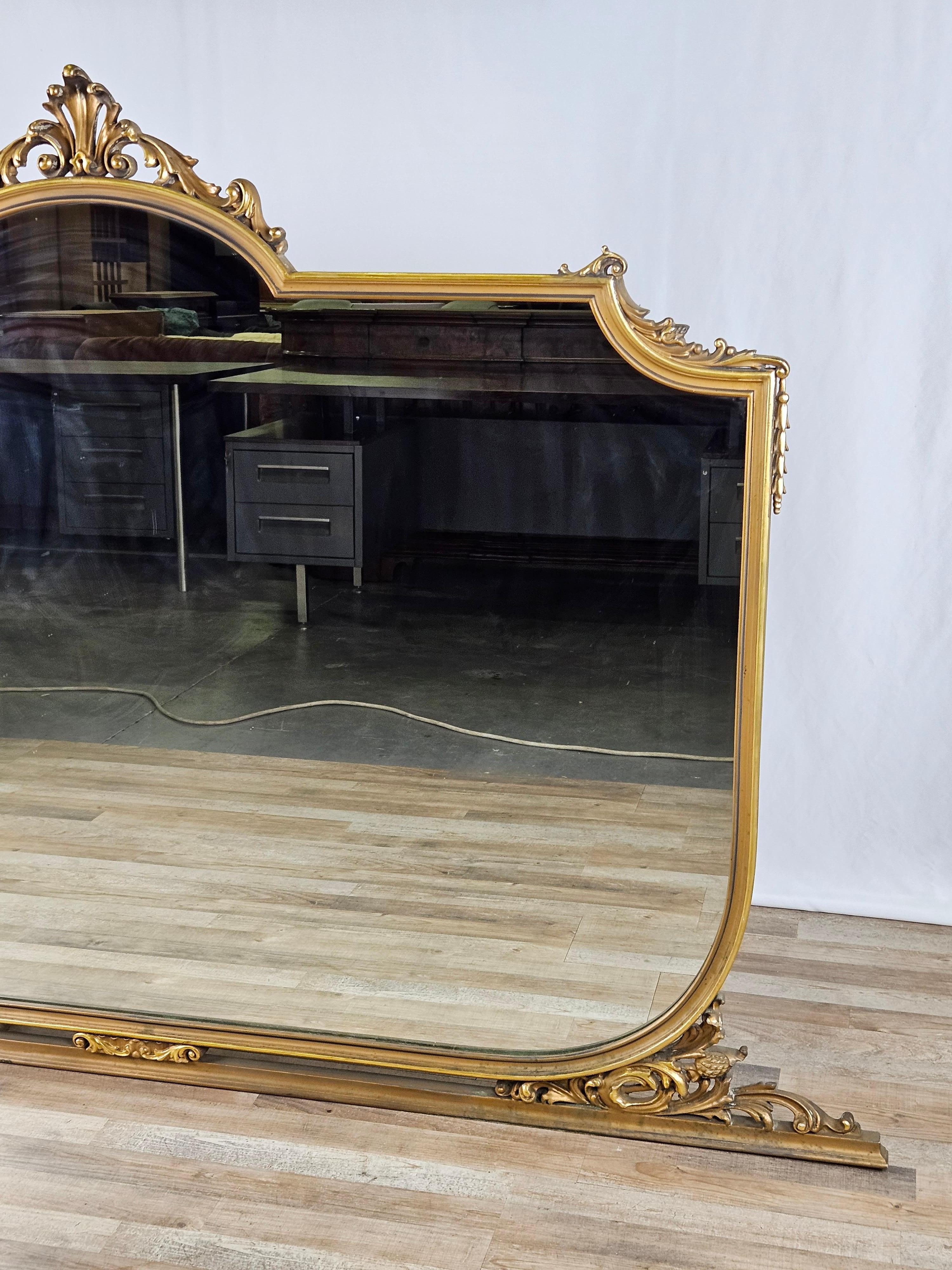 Hollywood Regency Grande specchiera in legno dorato anni '60 For Sale
