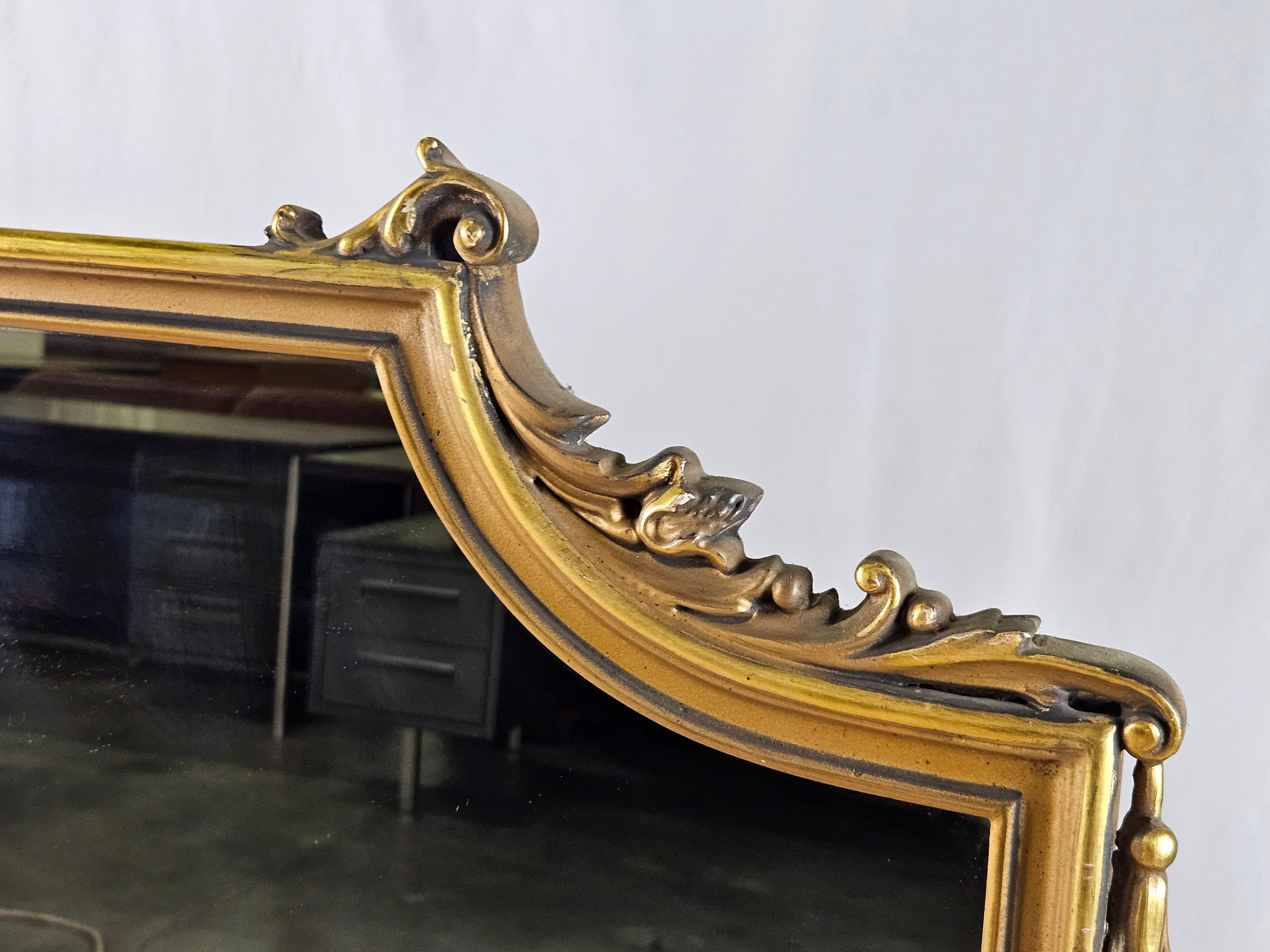 Glass Grande specchiera in legno dorato anni '60 For Sale