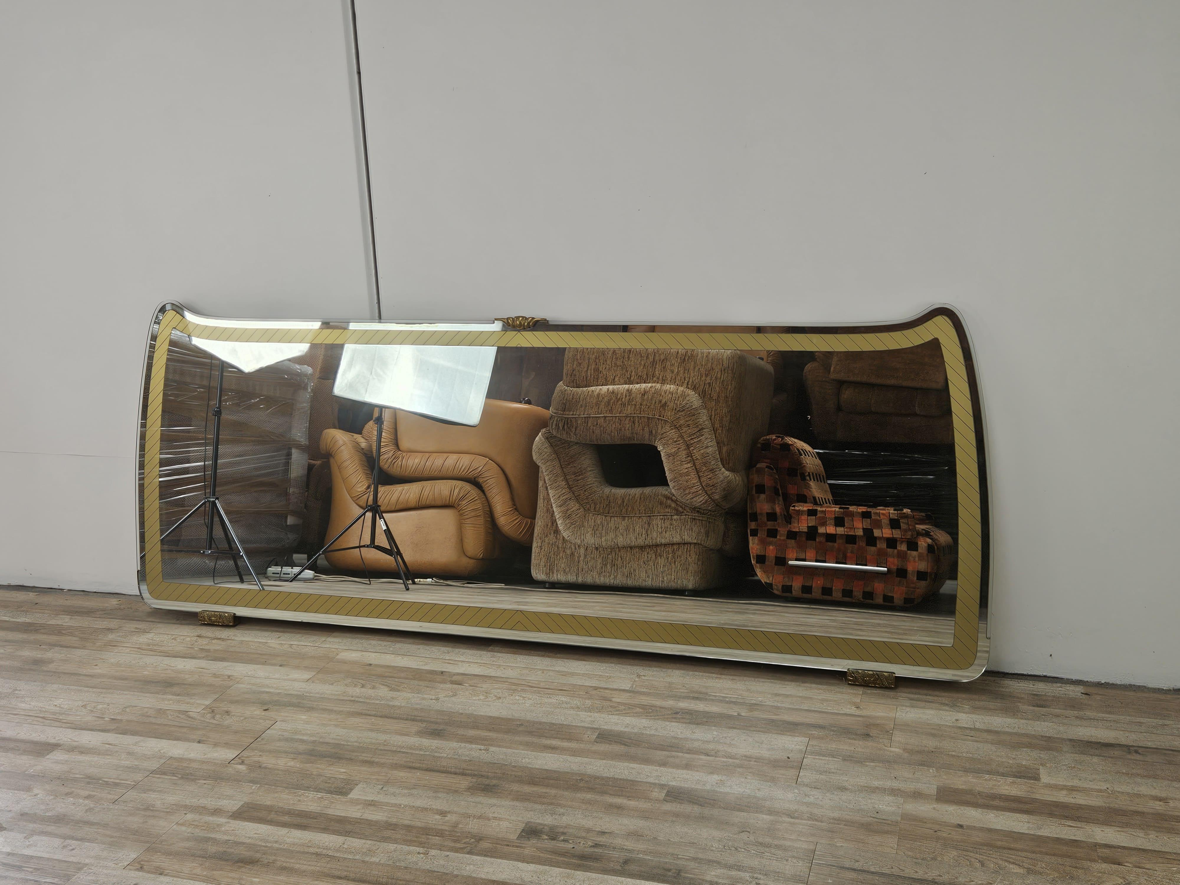 Mid-Century Modern Grand miroir Mid Century des années 1970 avec décorations dorées et pièces en laiton en vente