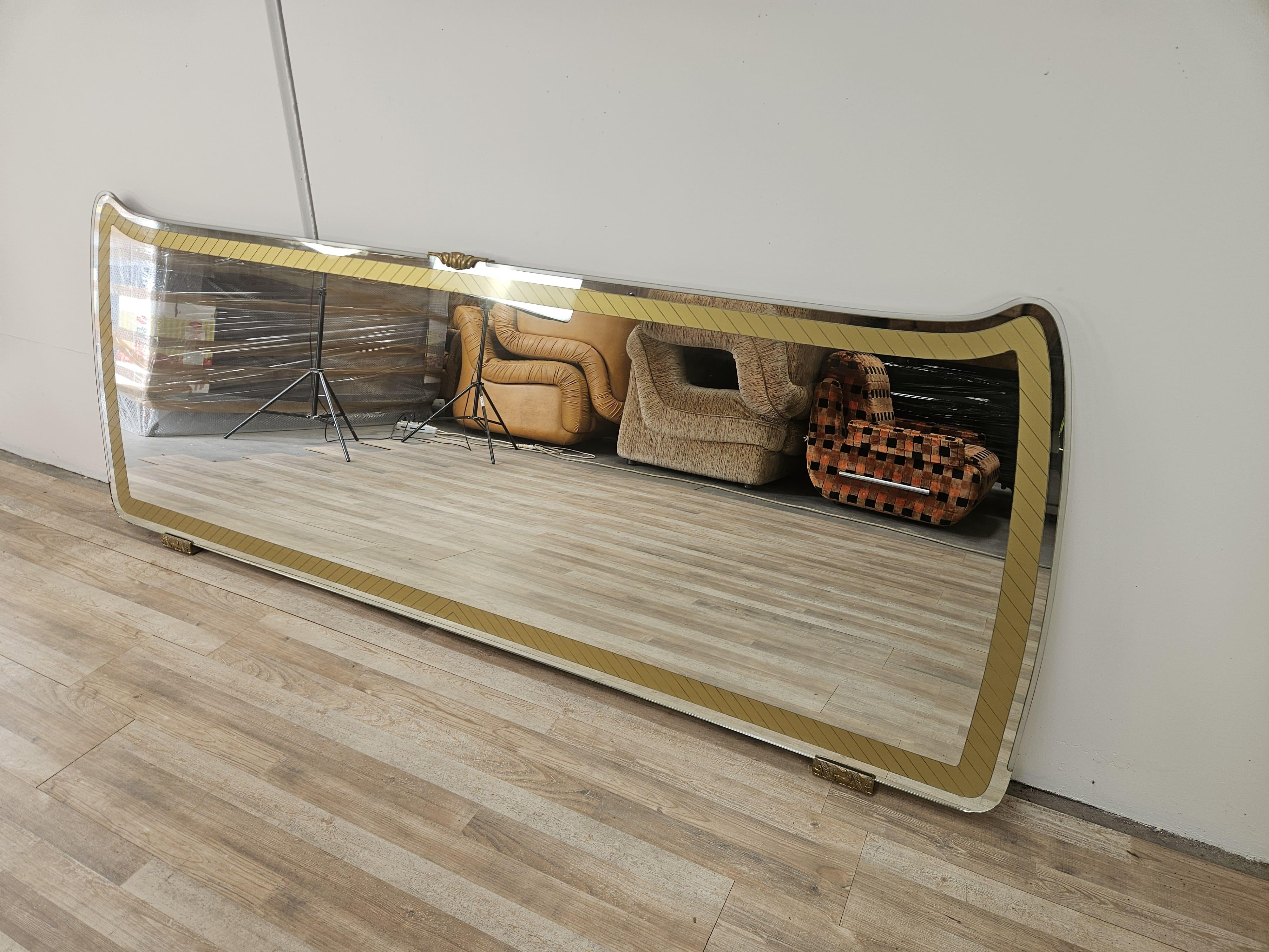 Italian Grand miroir Mid Century des années 1970 avec décorations dorées et pièces en laiton en vente