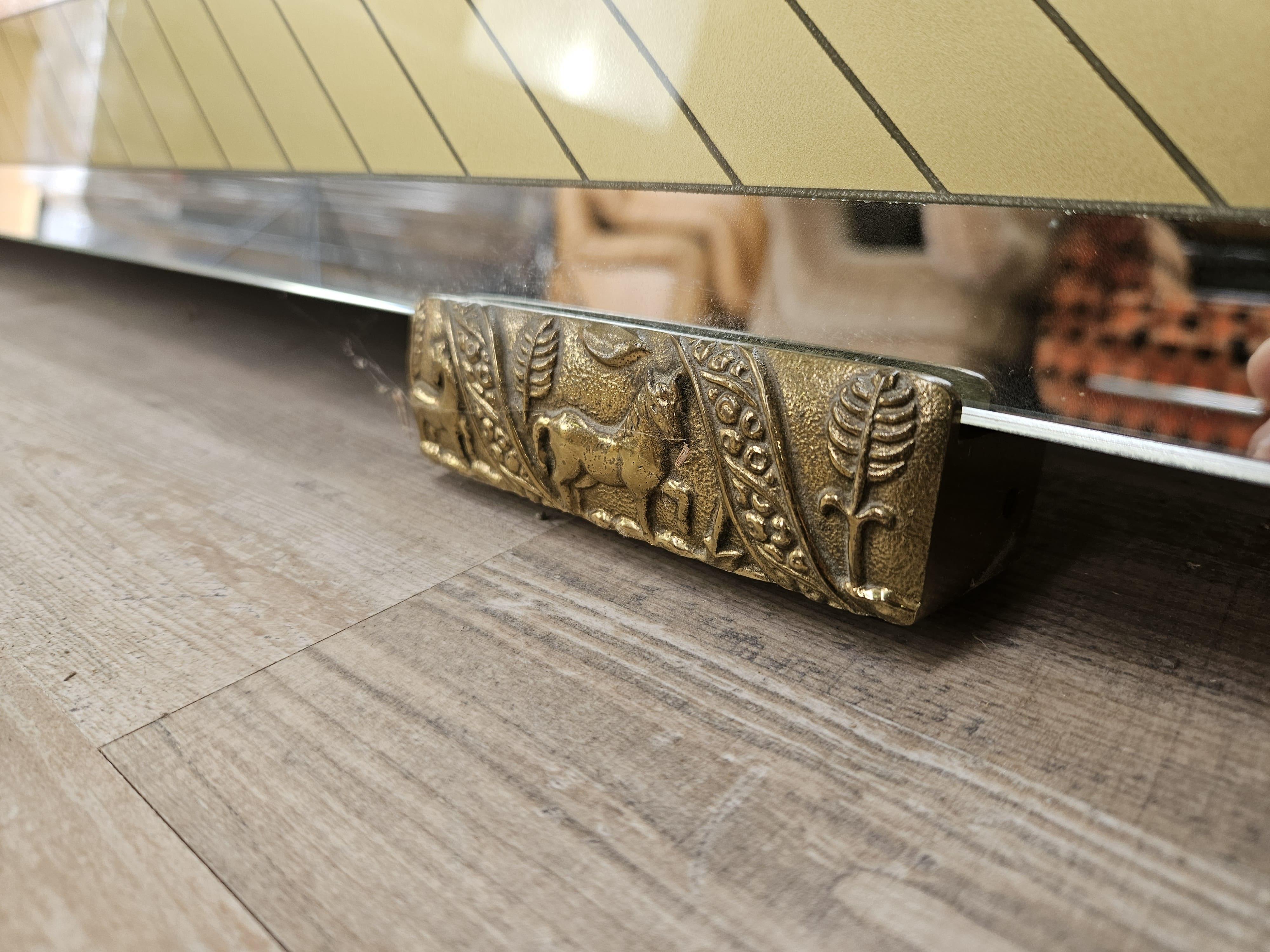 Grand miroir Mid Century des années 1970 avec décorations dorées et pièces en laiton en vente 2