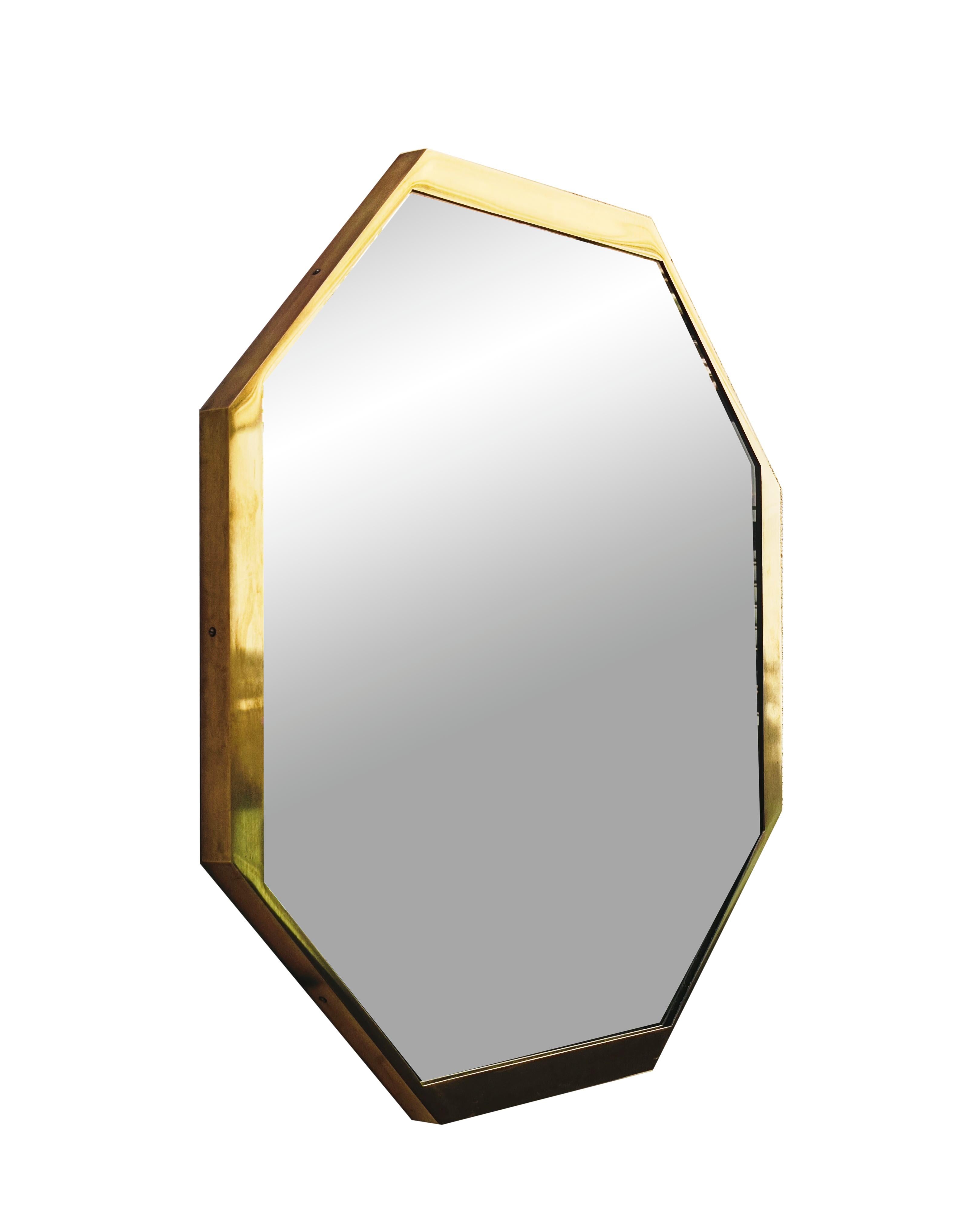 Gran e inusual espejo de pared octogonal con marco de latón. Diseño de alta calidad. Fabricado en Italia.
Muy buen estado, sin daños en el cristal ni en el marco.Sin daños ni abolladuras. Una auténtica joya del diseño que combina la pureza de las