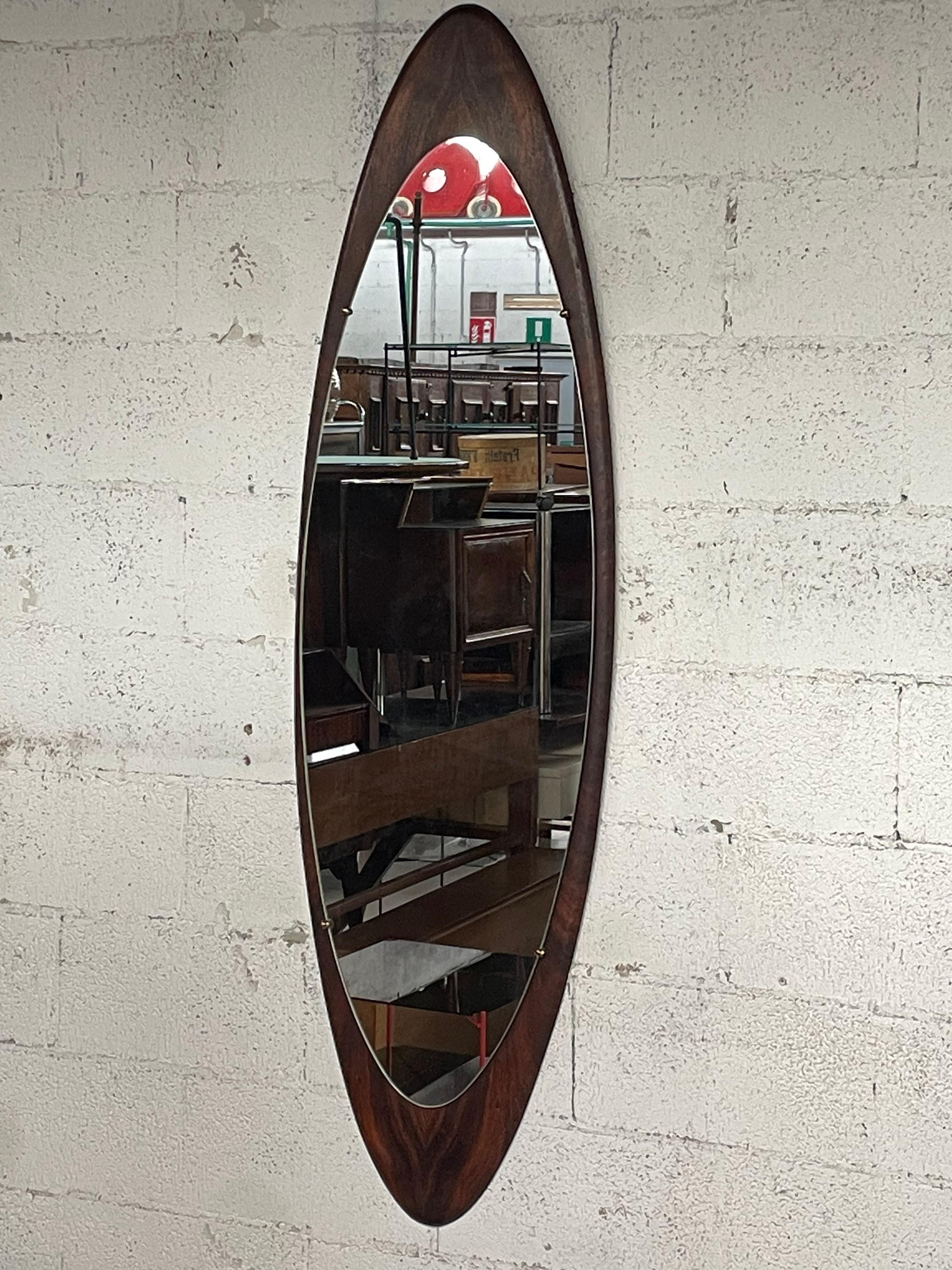 Large 1960s oval mirror of Italian manufacture For Sale 5