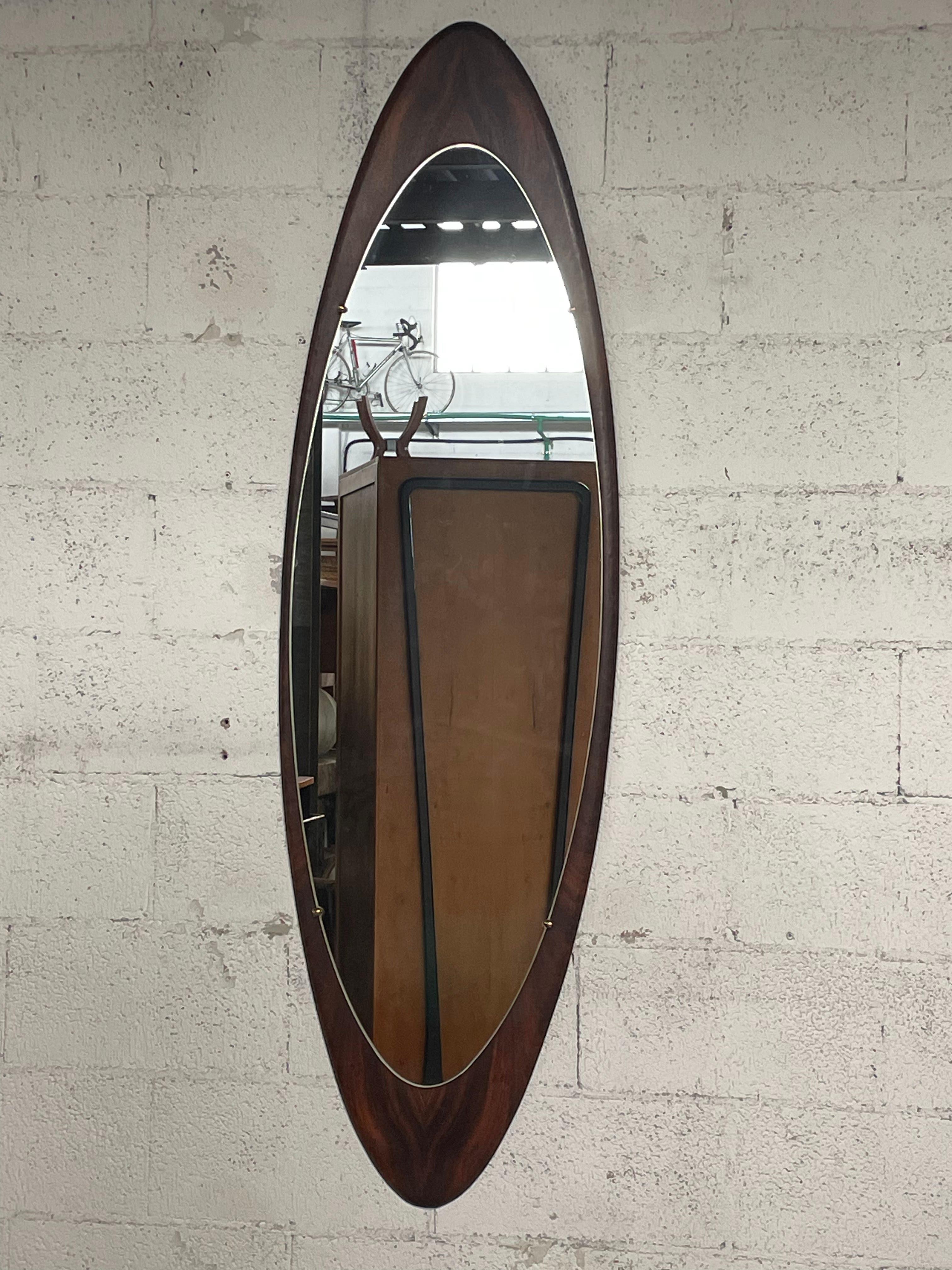 Large 1960s oval mirror of Italian manufacture For Sale 6
