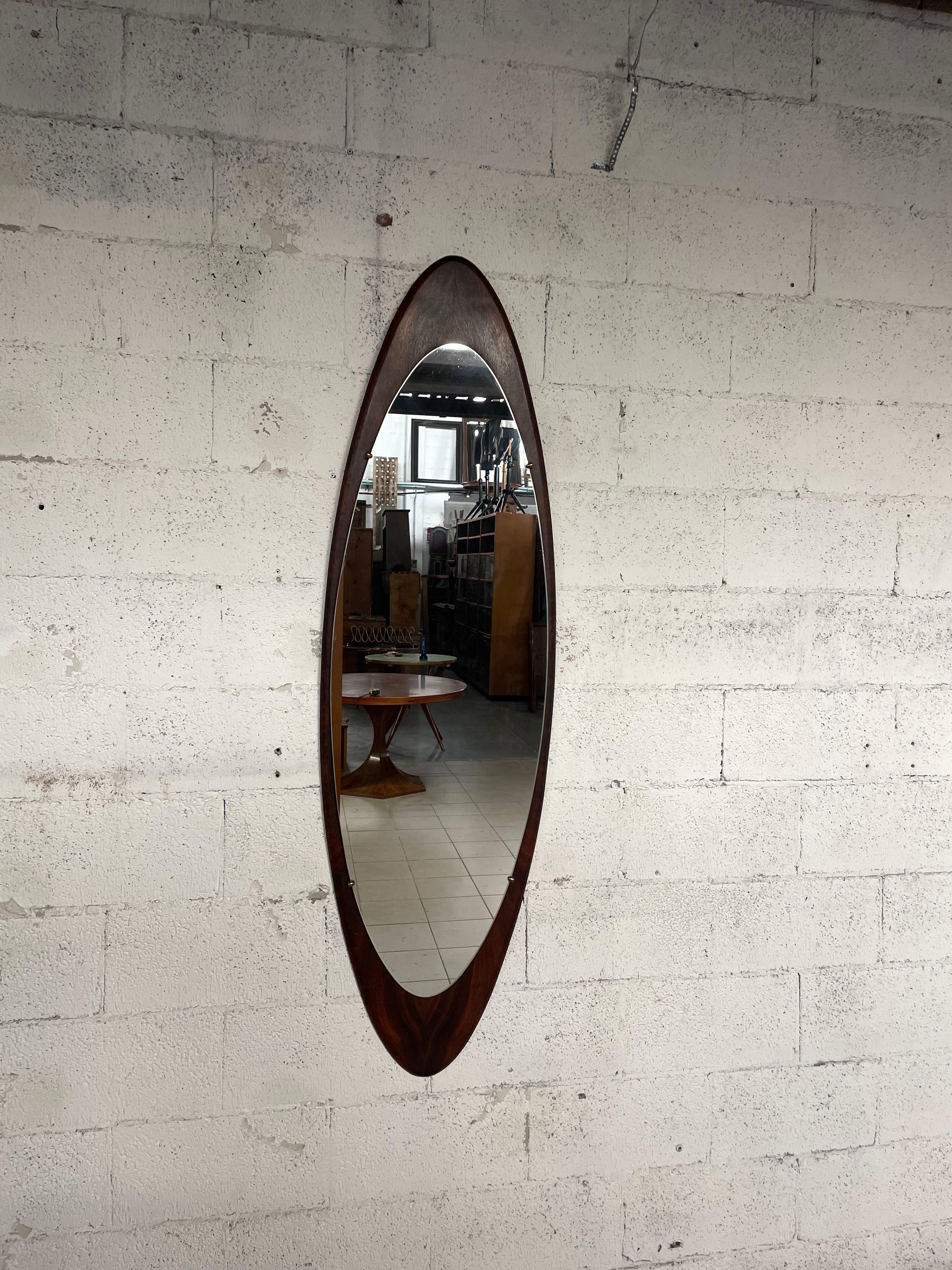Großer ovaler Spiegel aus italienischer Produktion, 1960er Jahre.

Rosenholzrahmen und Spiegelsockel, Messingdetails verleihen diesem Möbelstück Eleganz.