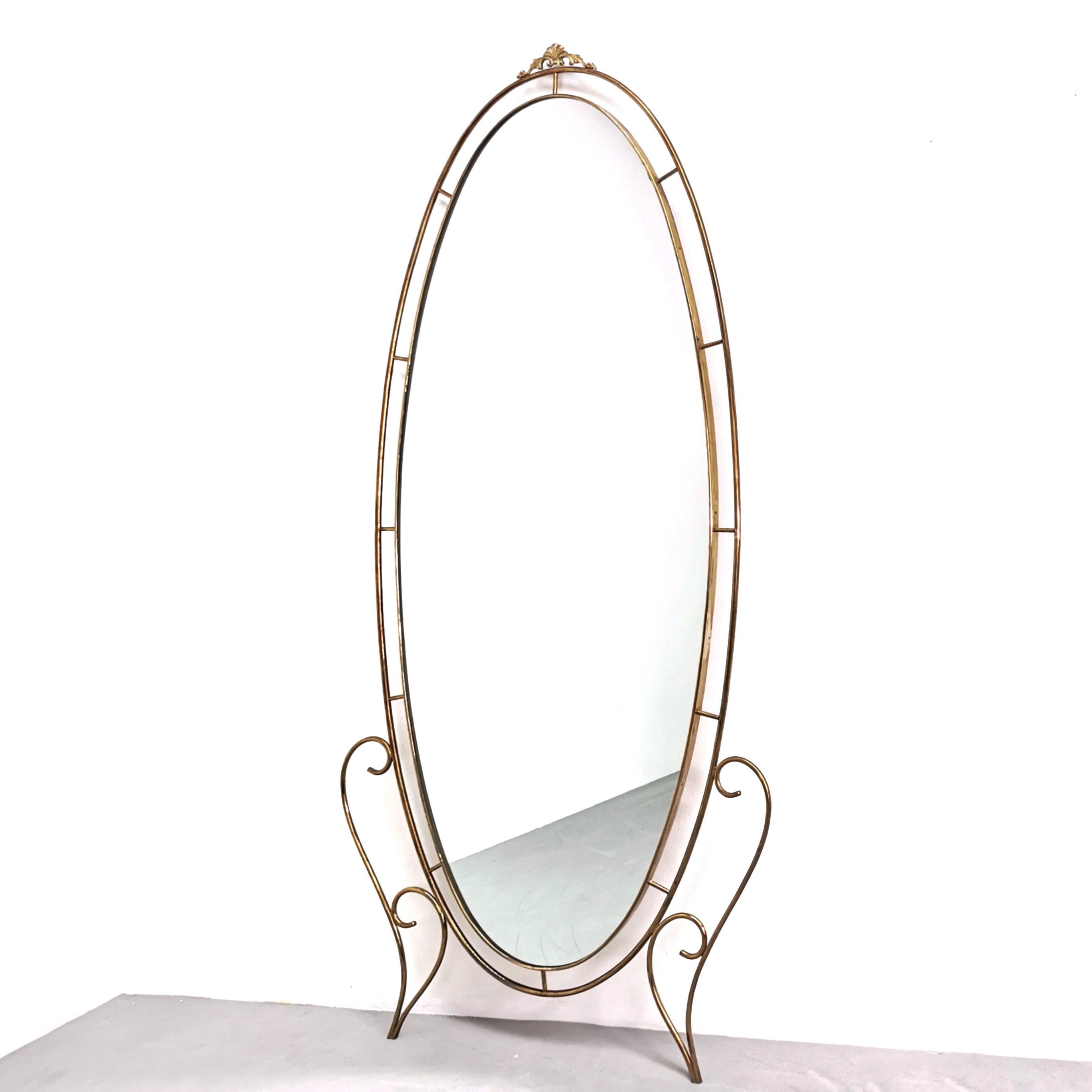 Large vintage 50s 60s oval floor mirror. All-brass structure. Object with great decorative value capable of furnishing both an important entrance hall and to highlight the living area.