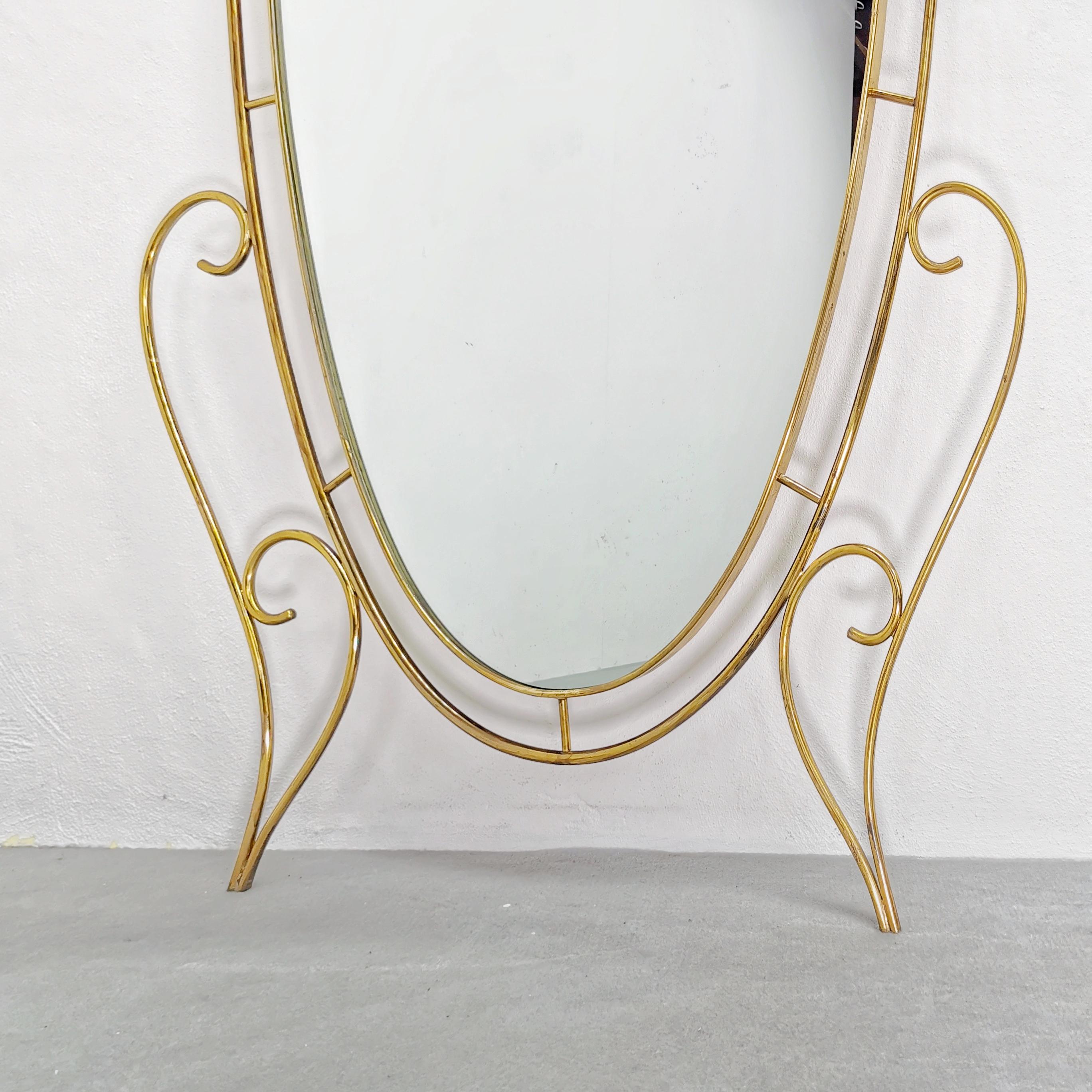 Large oval brass floor mirror 40s 50s In Good Condition For Sale In Milano, MI