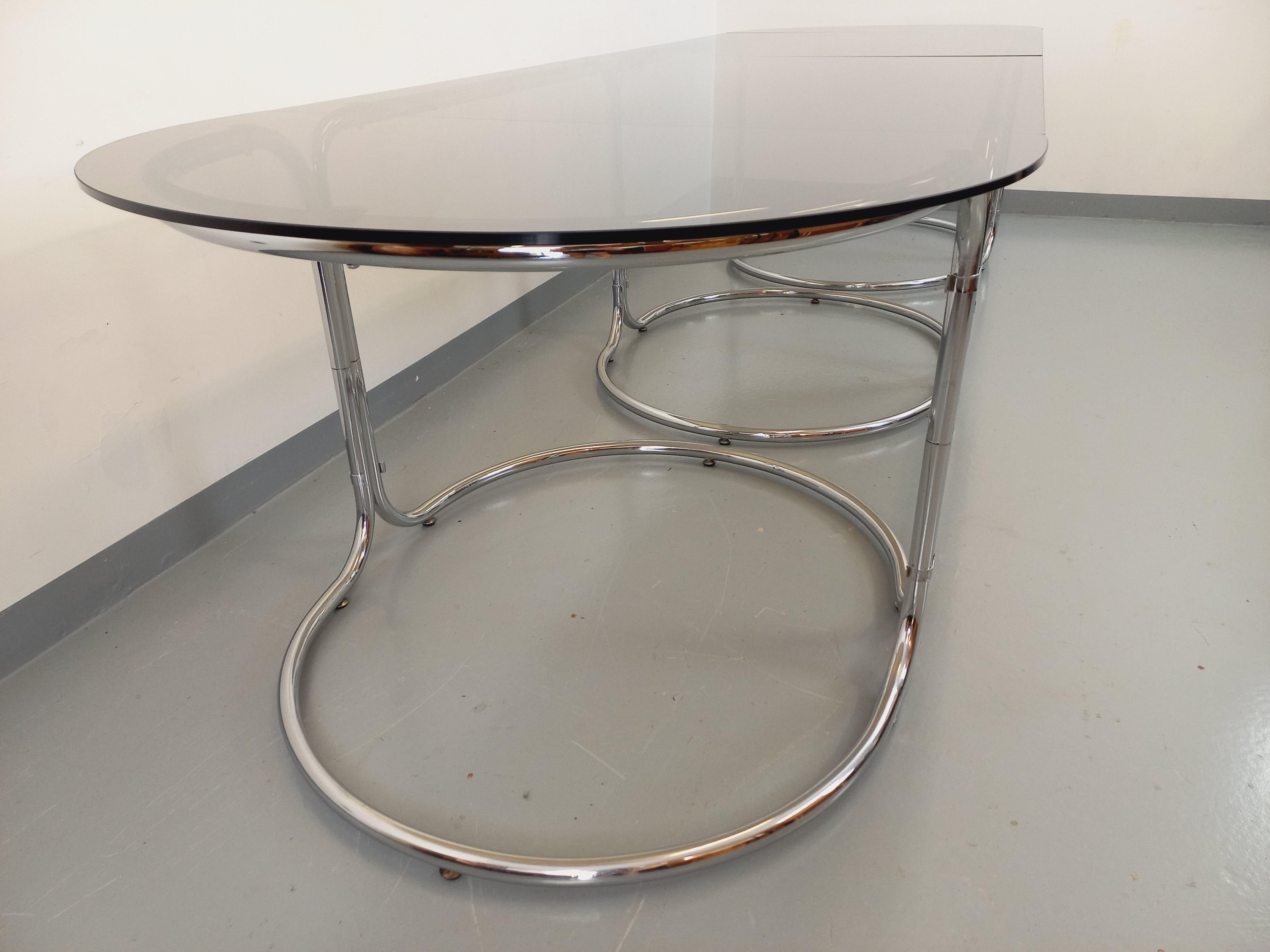 Grande table à manger ovale modulable vintage en verre fumé et métal chromé en vente 3