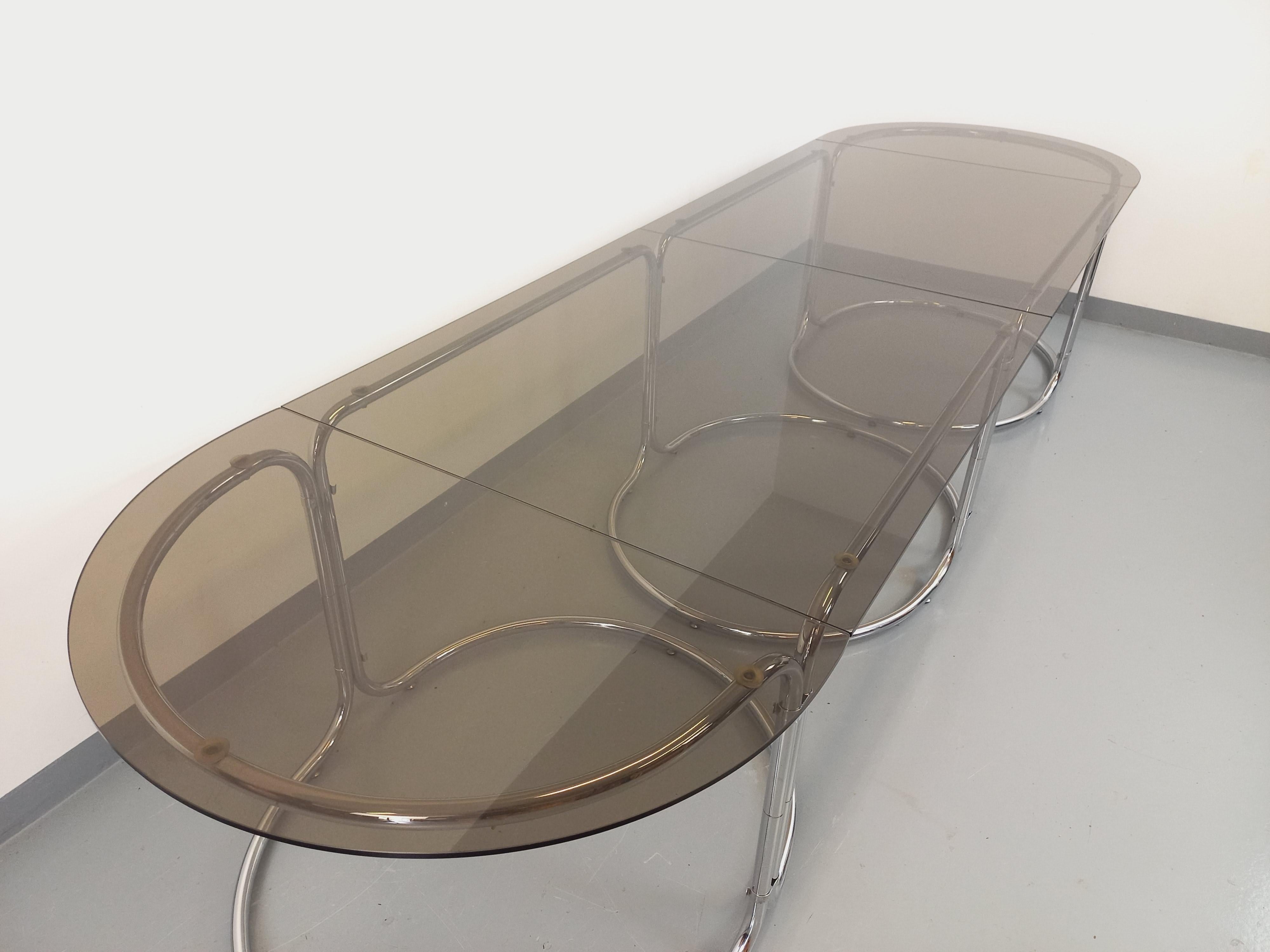Grande table à manger ovale modulable vintage en verre fumé et métal chromé en vente 4