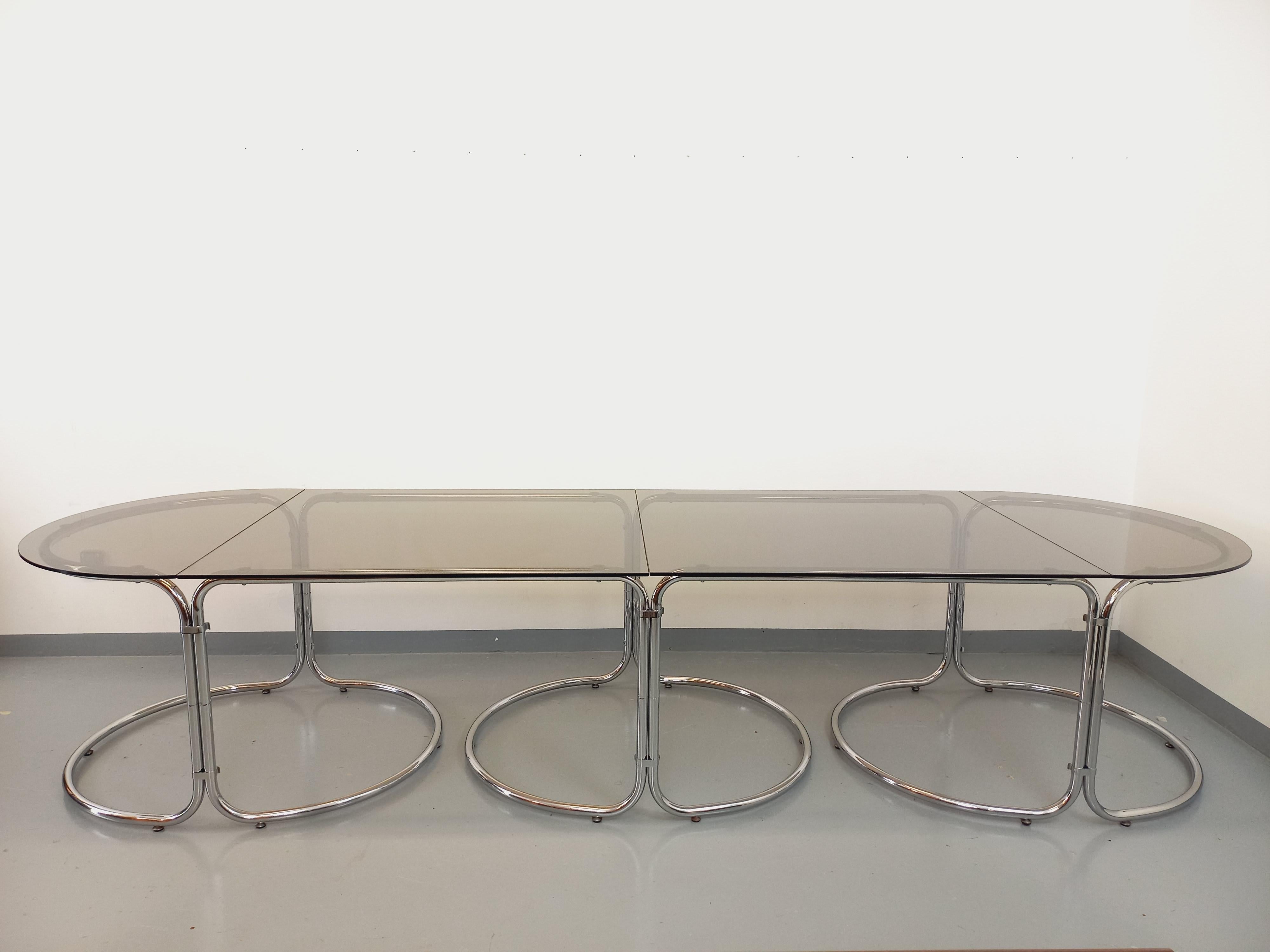 Grande e superbo tavolo da pranzo vintage degli anni '70, in stile A Space Age, in 4 parti ma modulabile con più combinazioni possibili: tavolo ronde, rettangolare, ovale, très grande o più piccolo. Nella sua configurazione più grande di 3m50 :