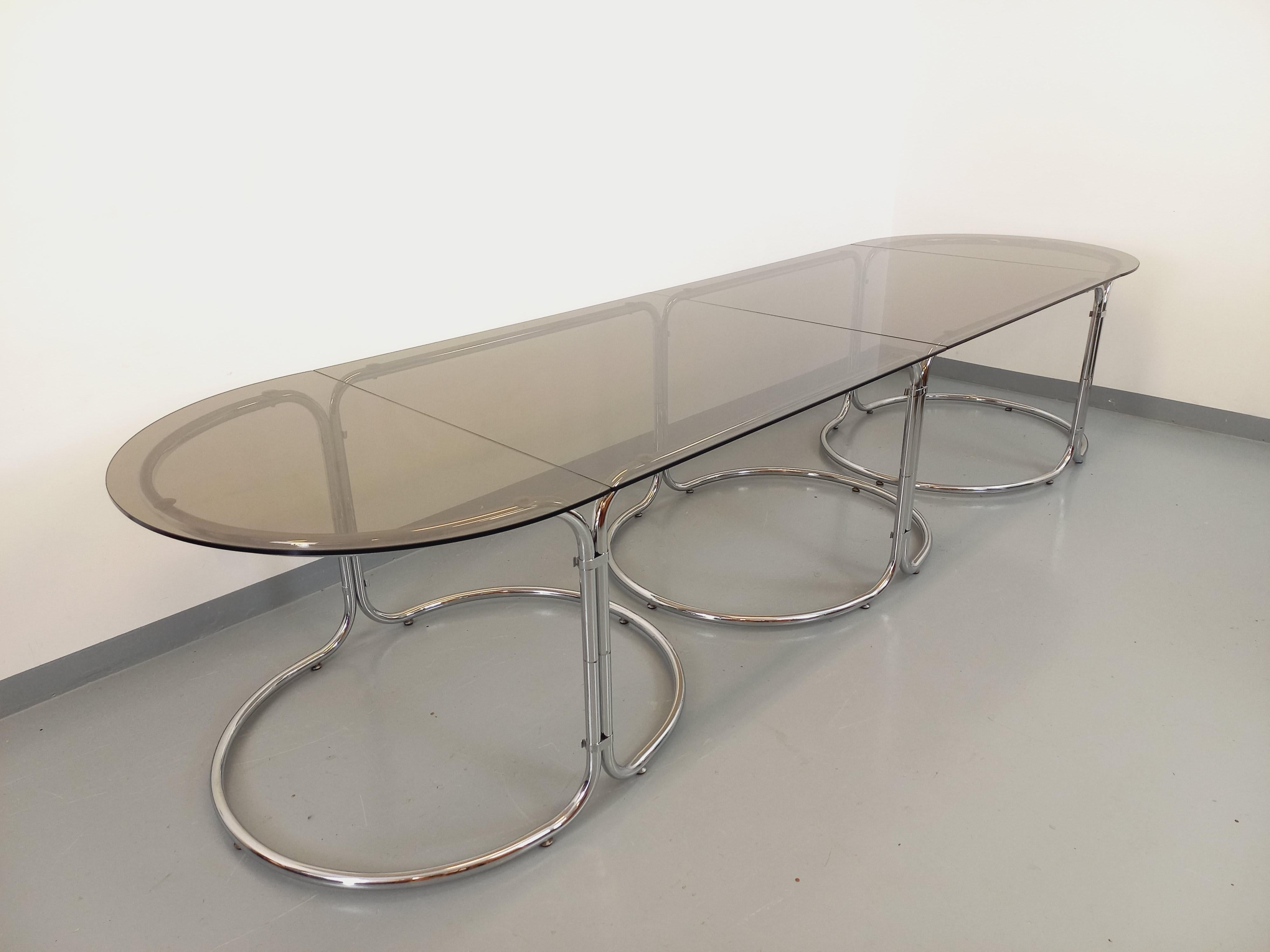 Ère spatiale Grande table à manger ovale modulable vintage en verre fumé et métal chromé en vente