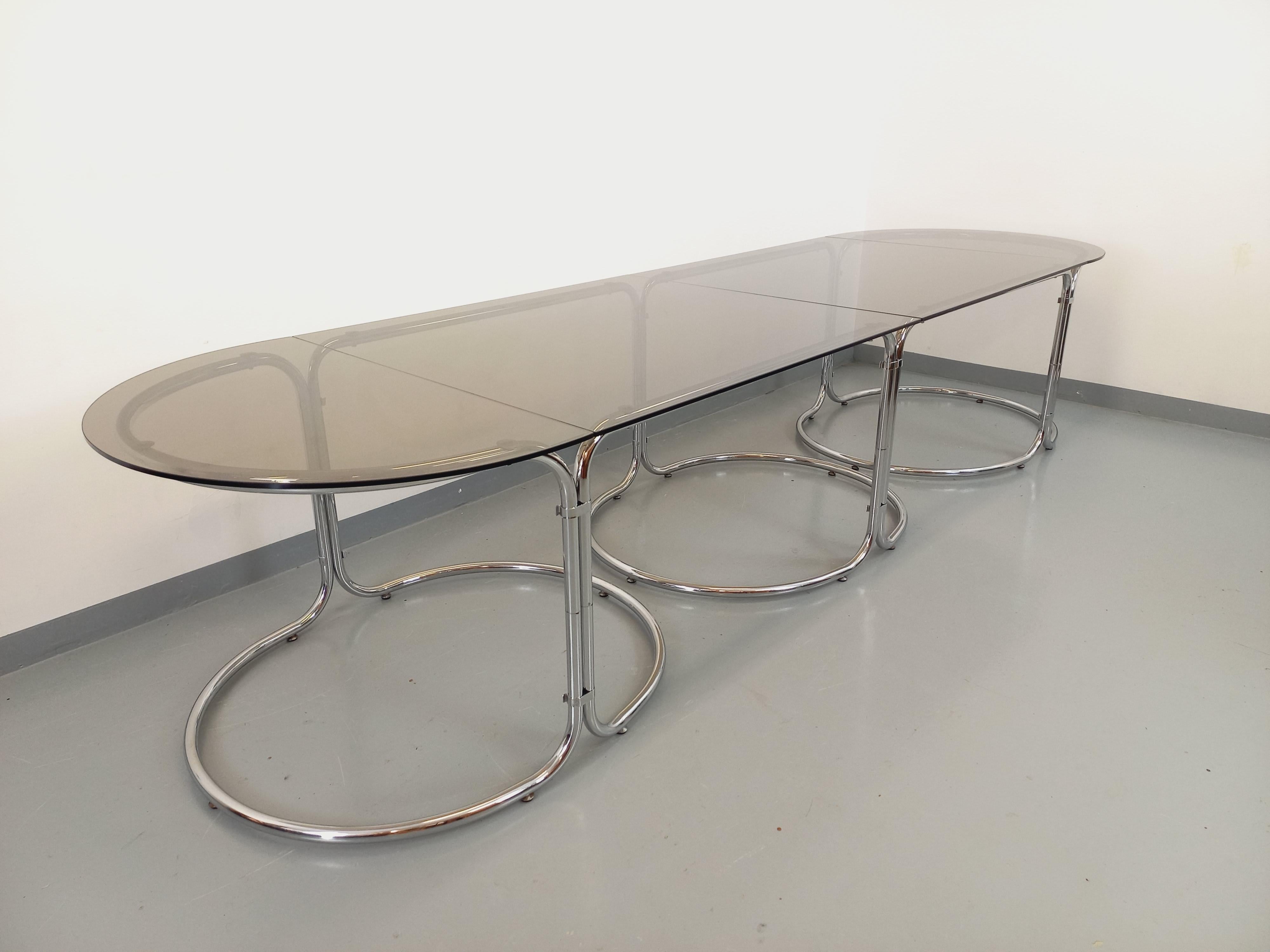 Français Grande table à manger ovale modulable vintage en verre fumé et métal chromé en vente