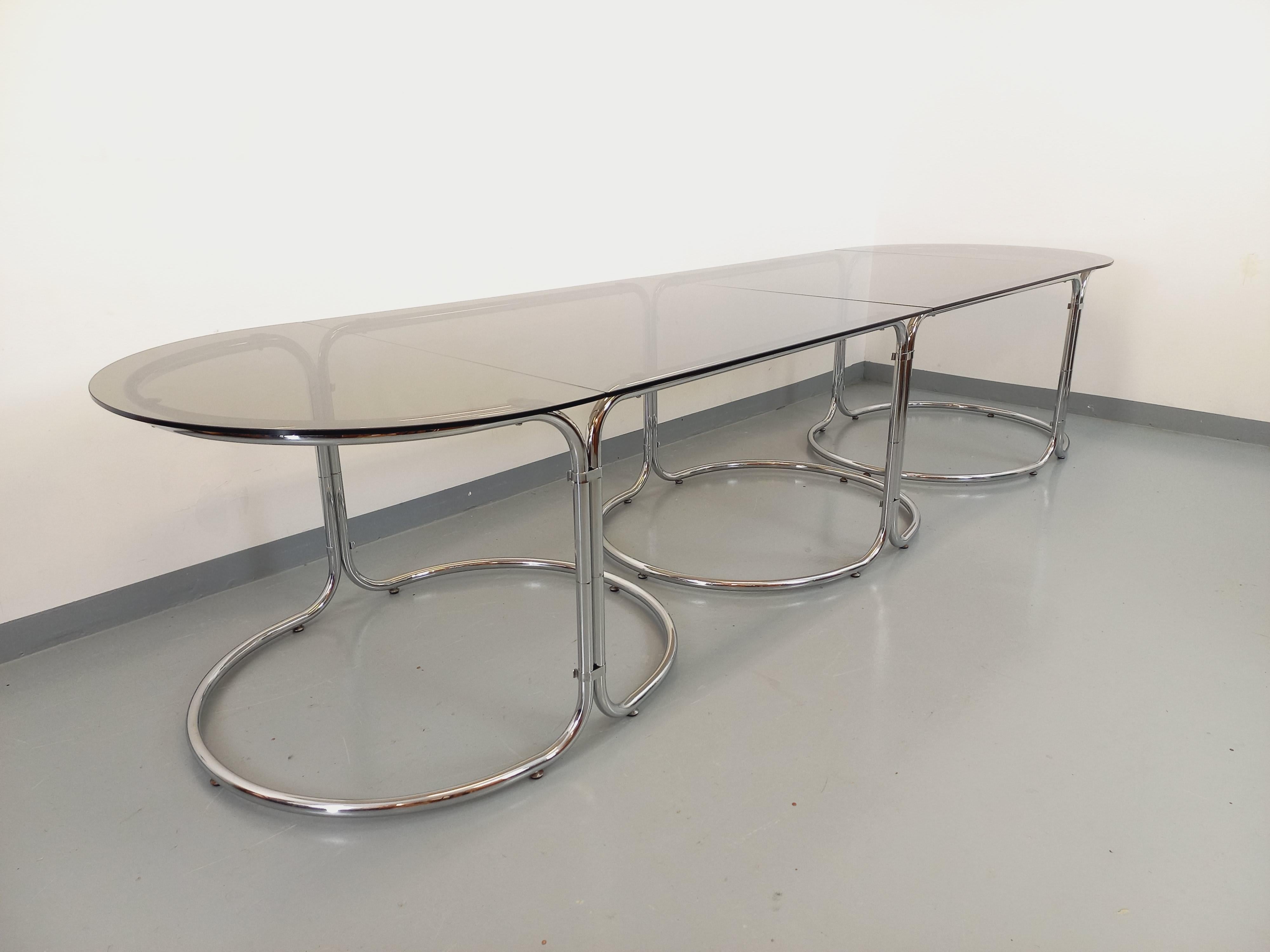 Grande table à manger ovale modulable vintage en verre fumé et métal chromé Bon état - En vente à BESANÇON, FR