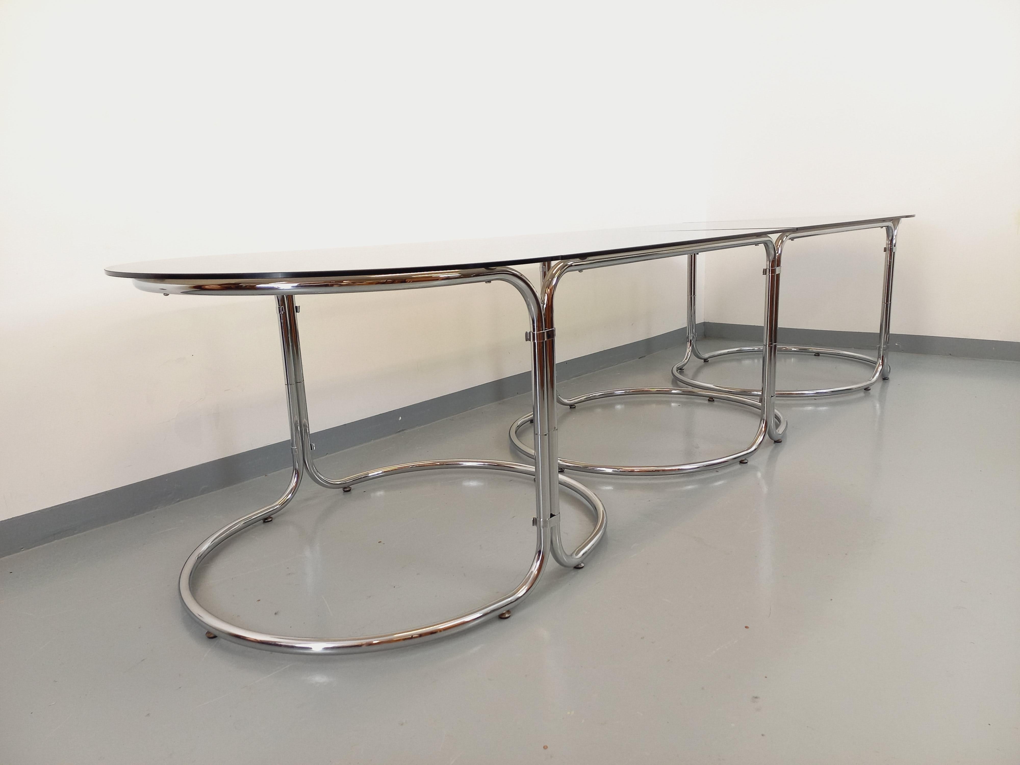 Fin du 20e siècle Grande table à manger ovale modulable vintage en verre fumé et métal chromé en vente