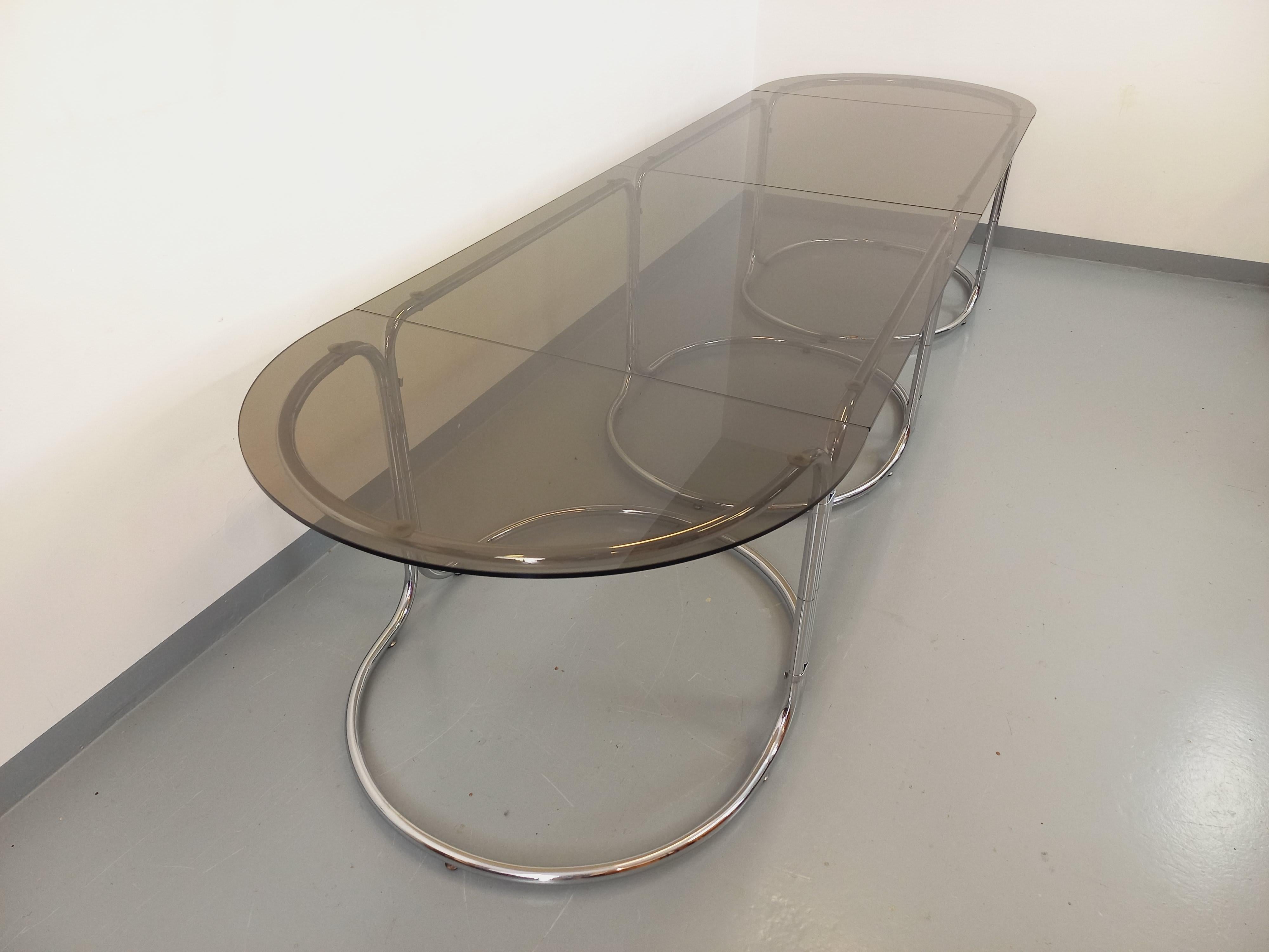 Grande table à manger ovale modulable vintage en verre fumé et métal chromé en vente 2
