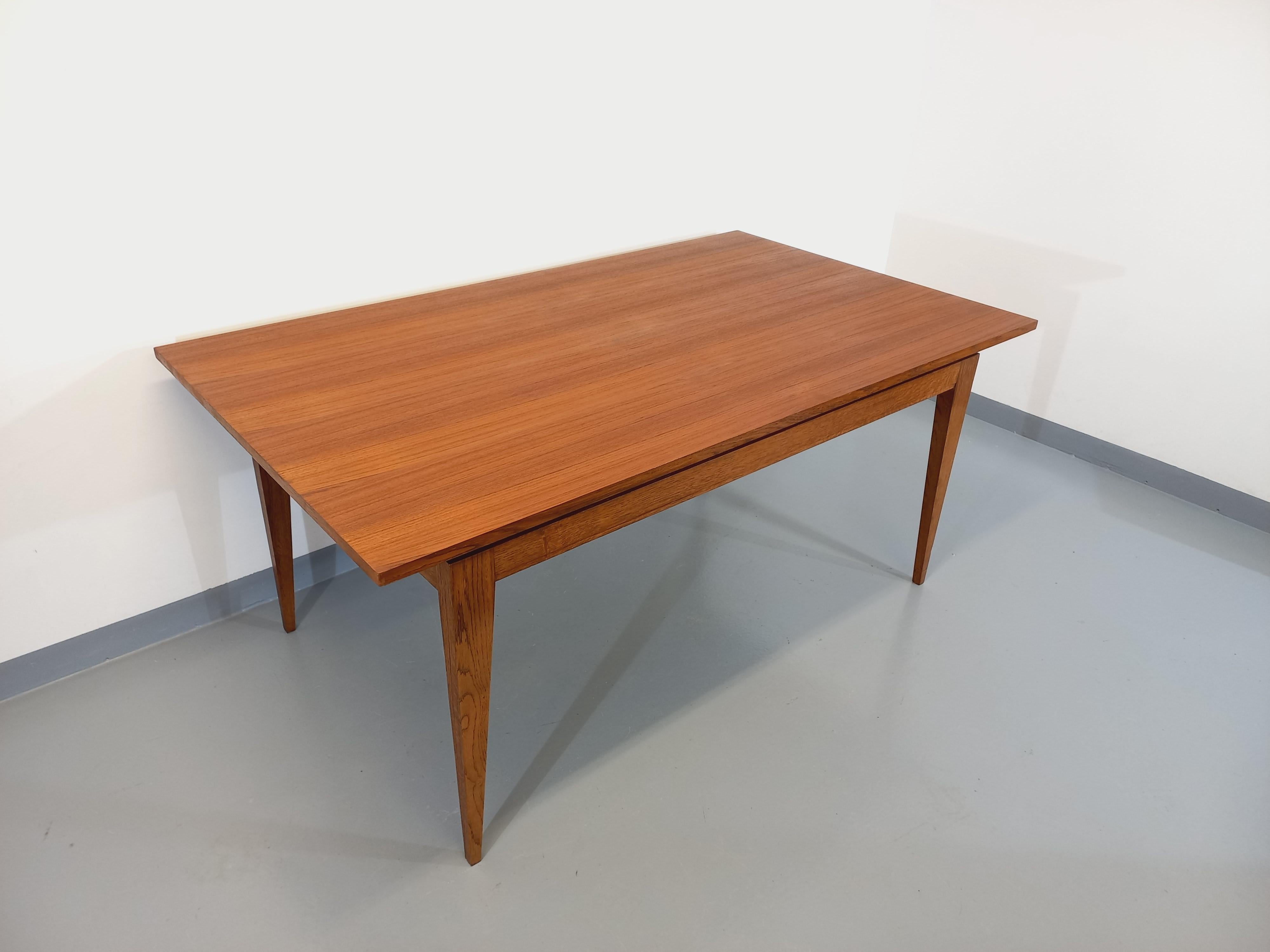 Grande table à manger style scandinave rustique vintage des années 50 60 en teck en vente 3