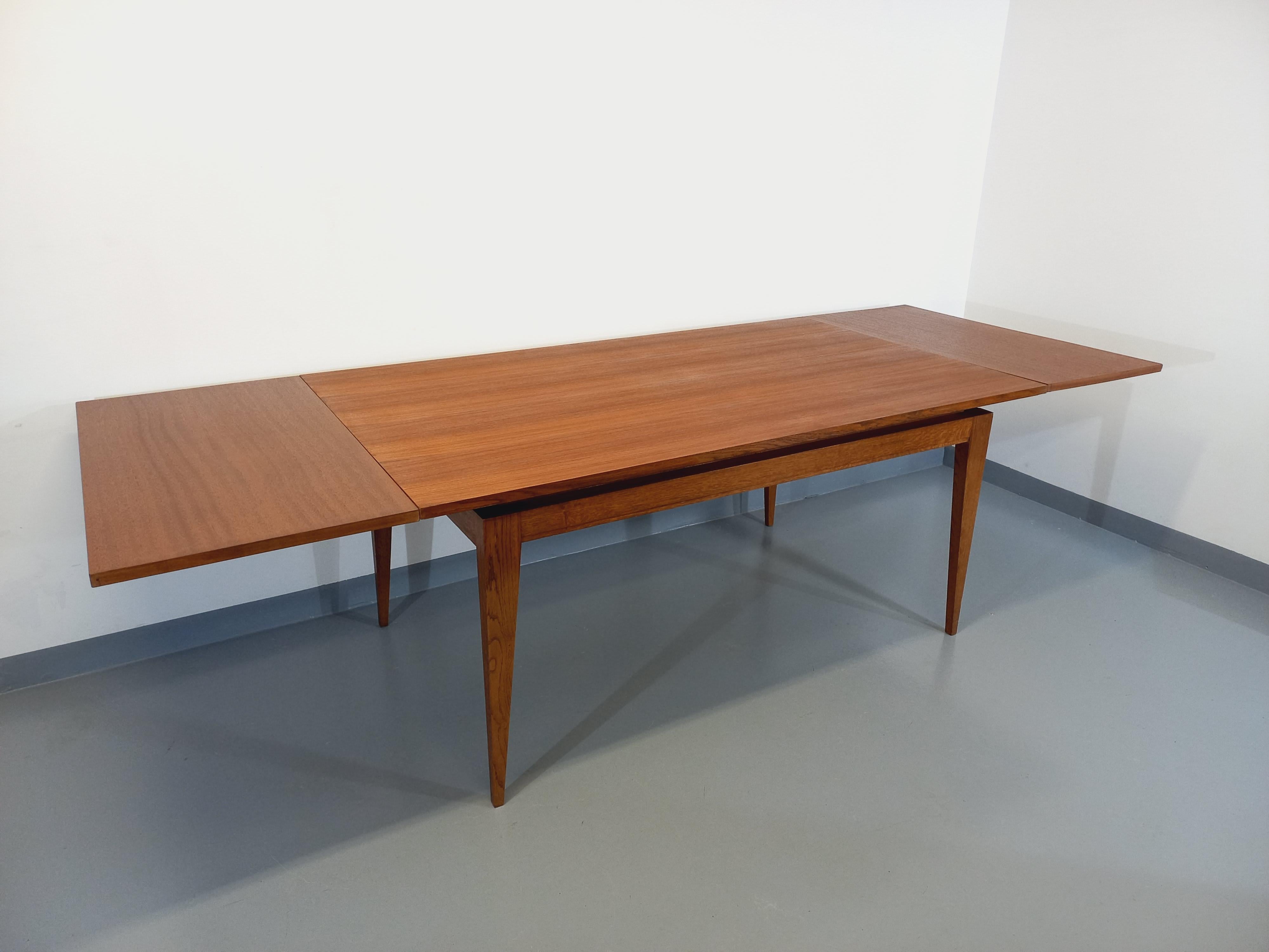 Grande table à manger rectangulaire vintage des années 50 60, esprit scandinave rustique,  grand et large plateau rectangle en teck, avec deux rallonges aux extrémités (non intégrées), piétement en chêne, beau design (comme en suspension) du plateau