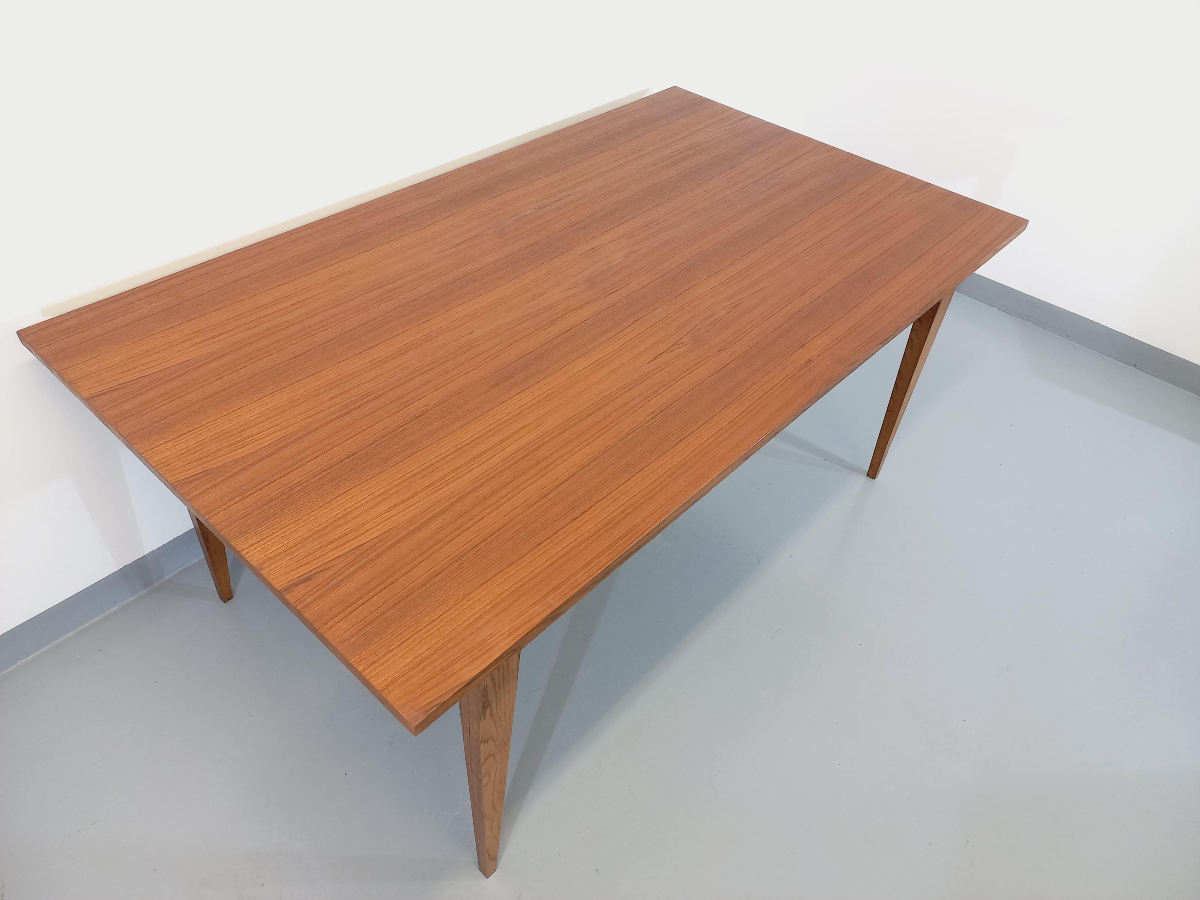 Milieu du XXe siècle Grande table à manger style scandinave rustique vintage des années 50 60 en teck en vente