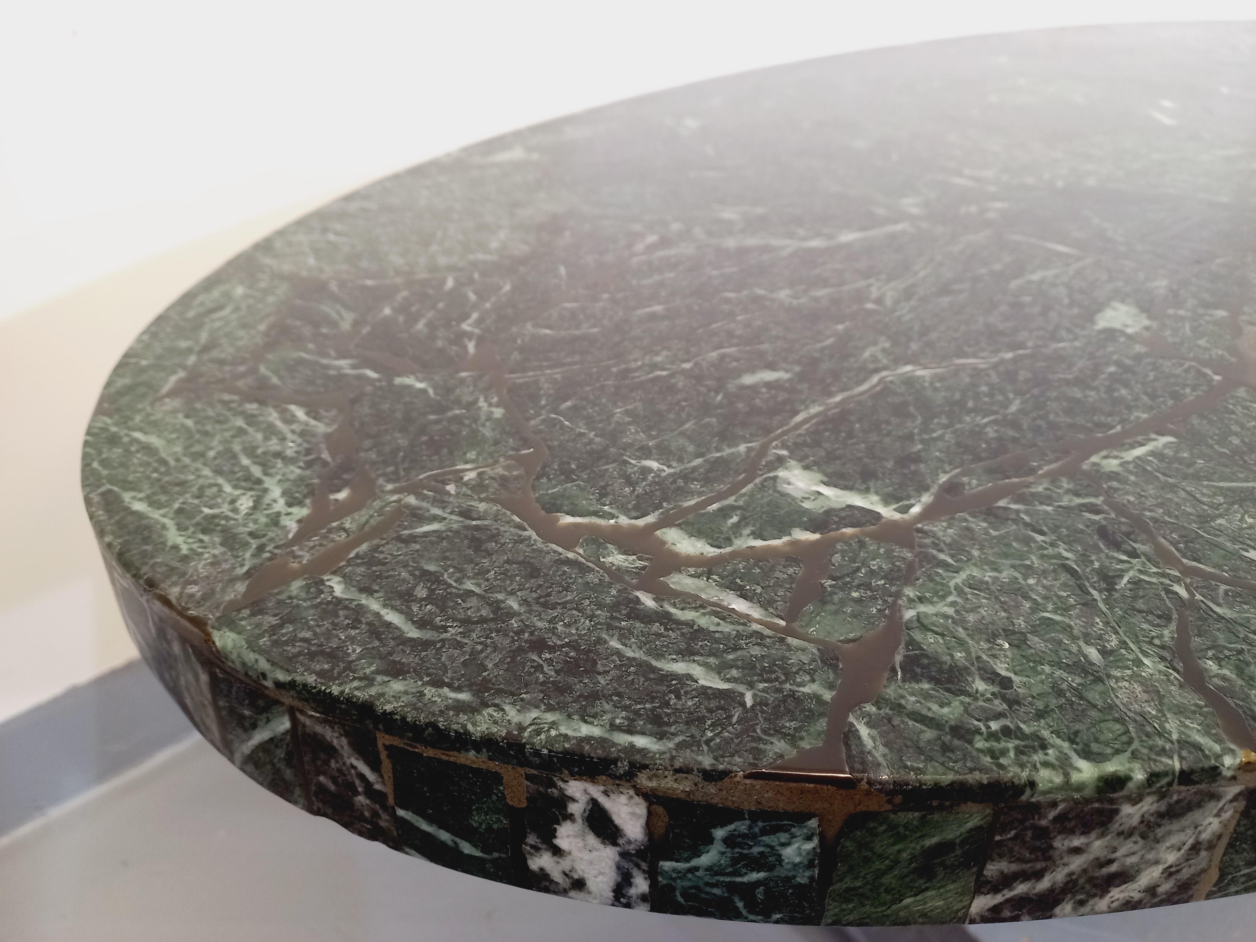 Grande table basse vintage des années 70, dans le goût de Florence Knoll ou des designers Osvaldo Borsani et Eugenio Gerli, grand plateau ovale en marbre vert et mosaïque de marbre vert style marbre Verde Alpi, dans les tons gris foncé, vert et