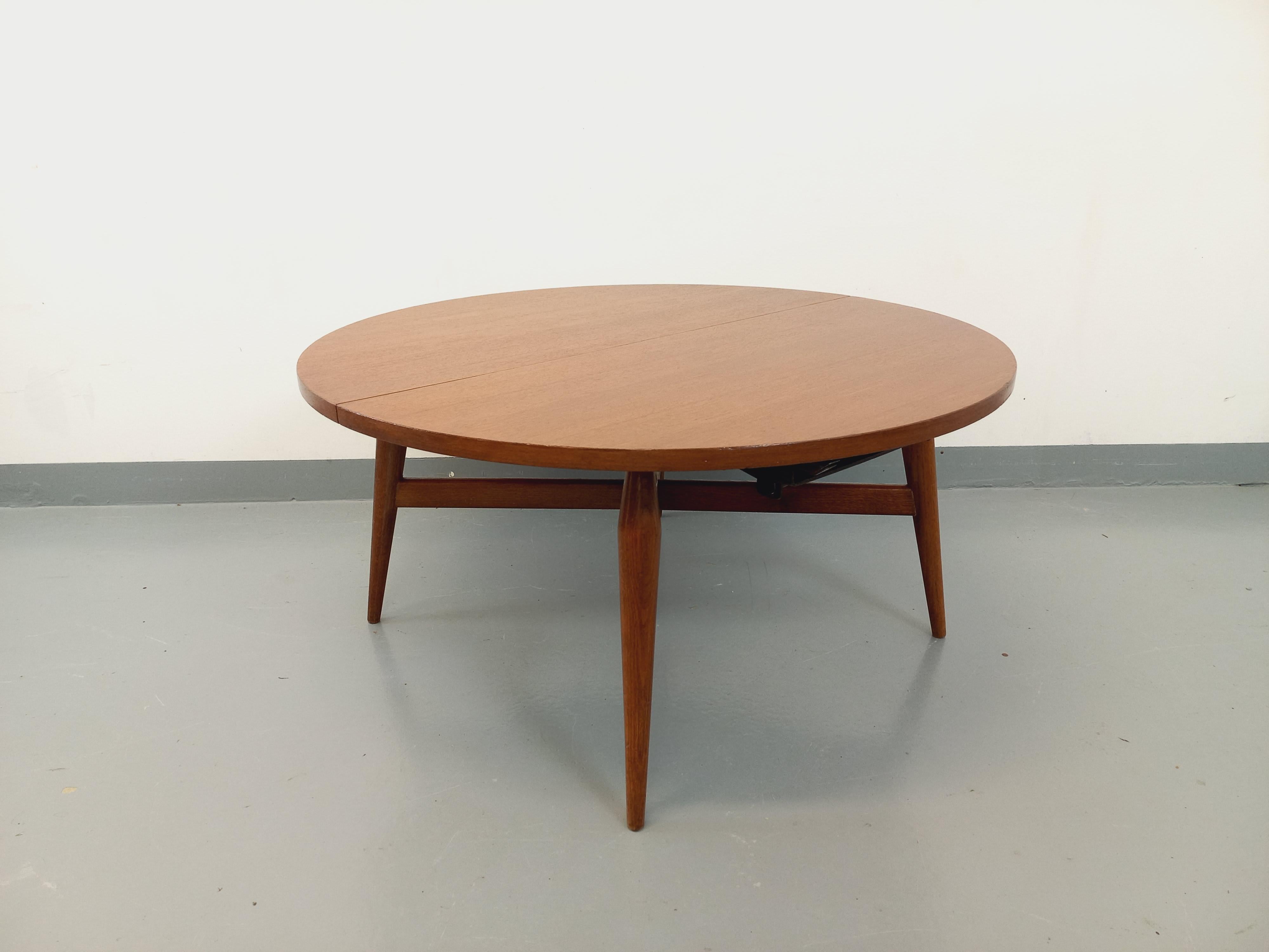 Grande table basse ronde scandinave vintage des années 60, modulable en table à manger ovale en se soulevant avec une rallonge centrale, modèle Smorrebrod attribué au designer danois Arne Vodder, plateau en teck, joli piétement en chêne, très bon