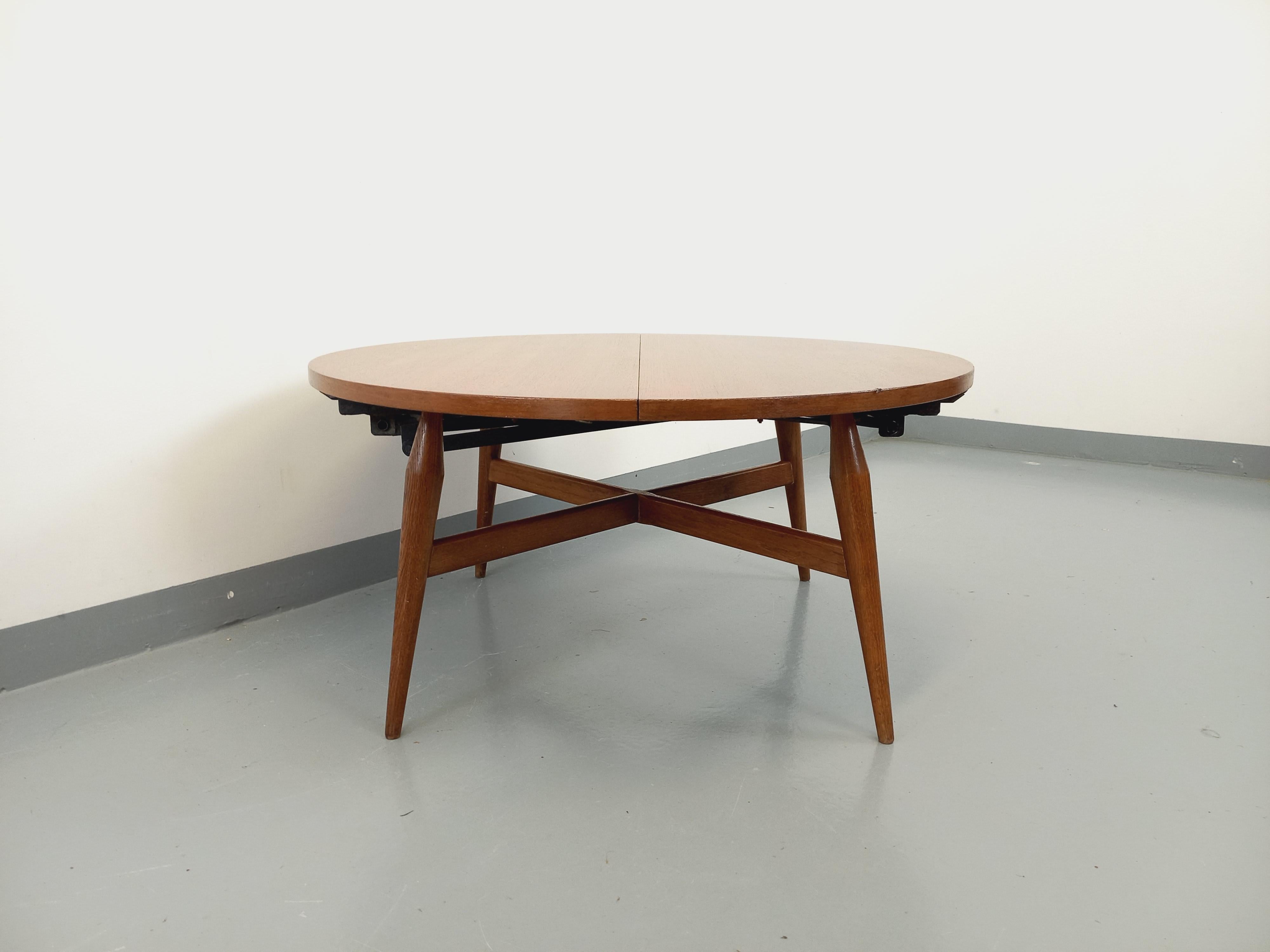 Mid-20th Century Grande table basse ronde scandinave vintage Smorrebrod de Arne Vodder extensible For Sale