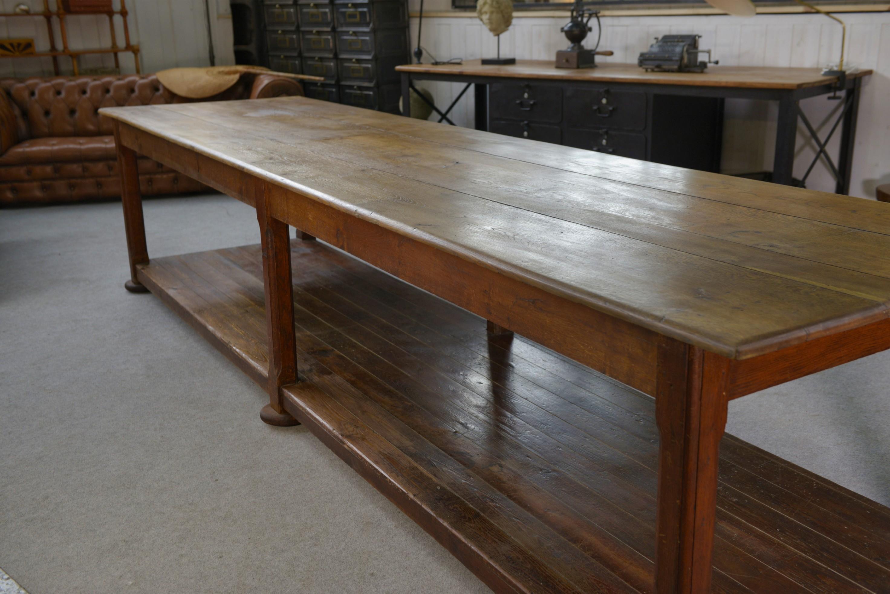 Industriel Grande table de drapier en chêne massif 1950's en vente