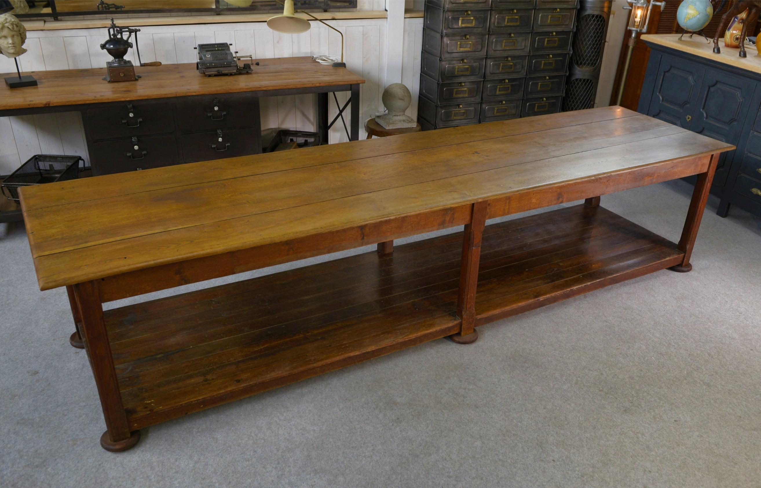 Français Grande table de drapier en chêne massif 1950's en vente