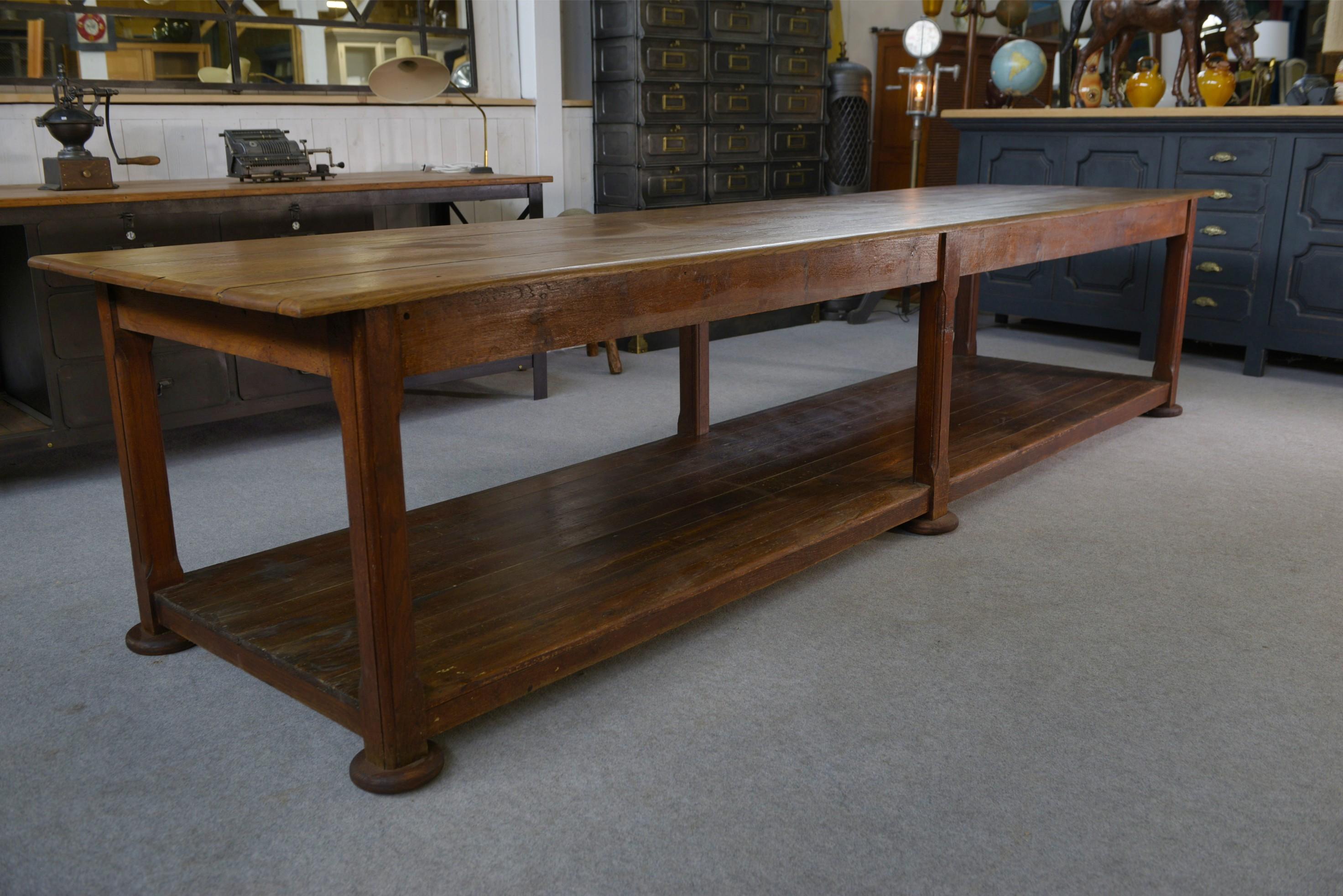 Milieu du XXe siècle Grande table de drapier en chêne massif 1950's en vente