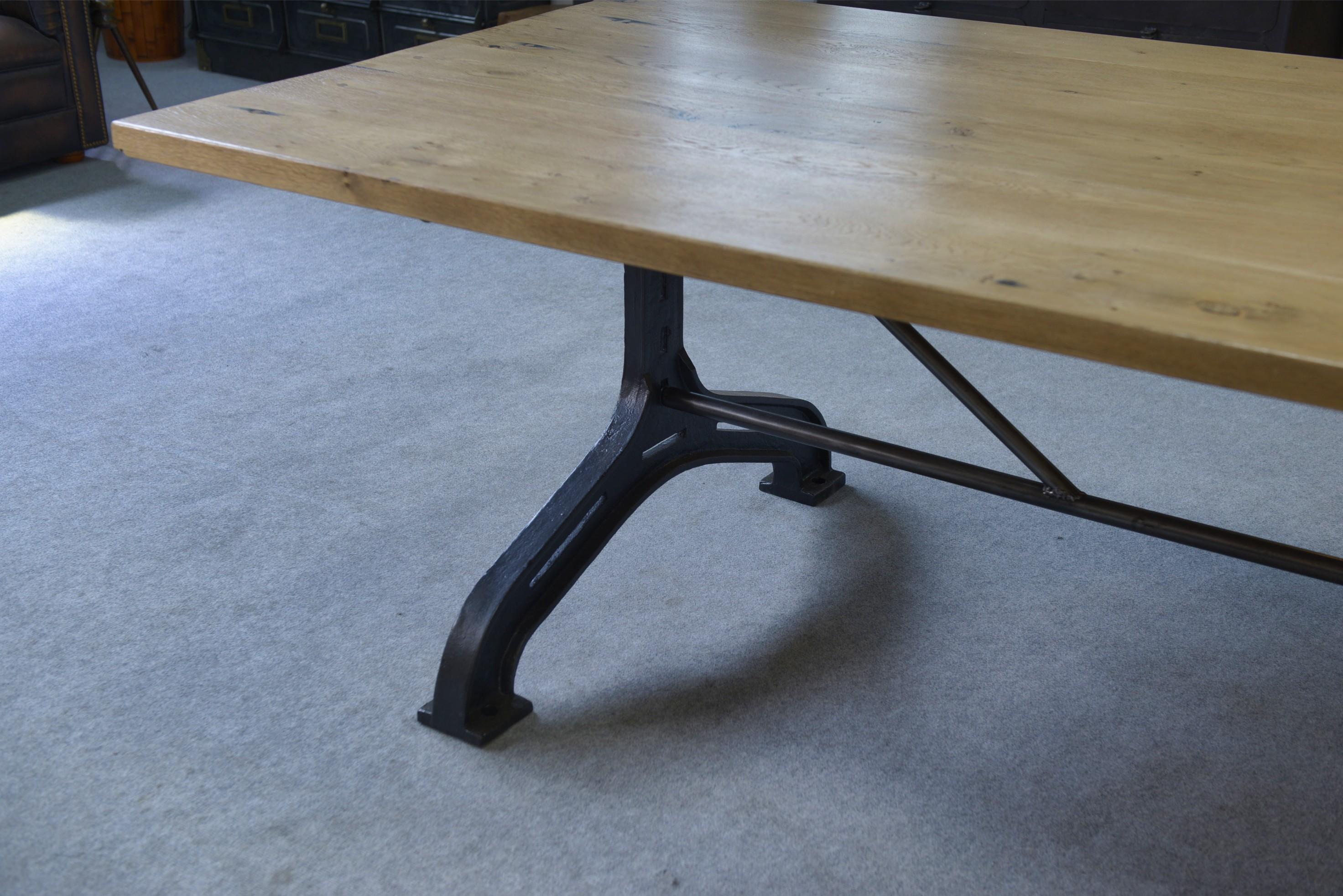 Mid-20th Century Grande table industrielle pieds 