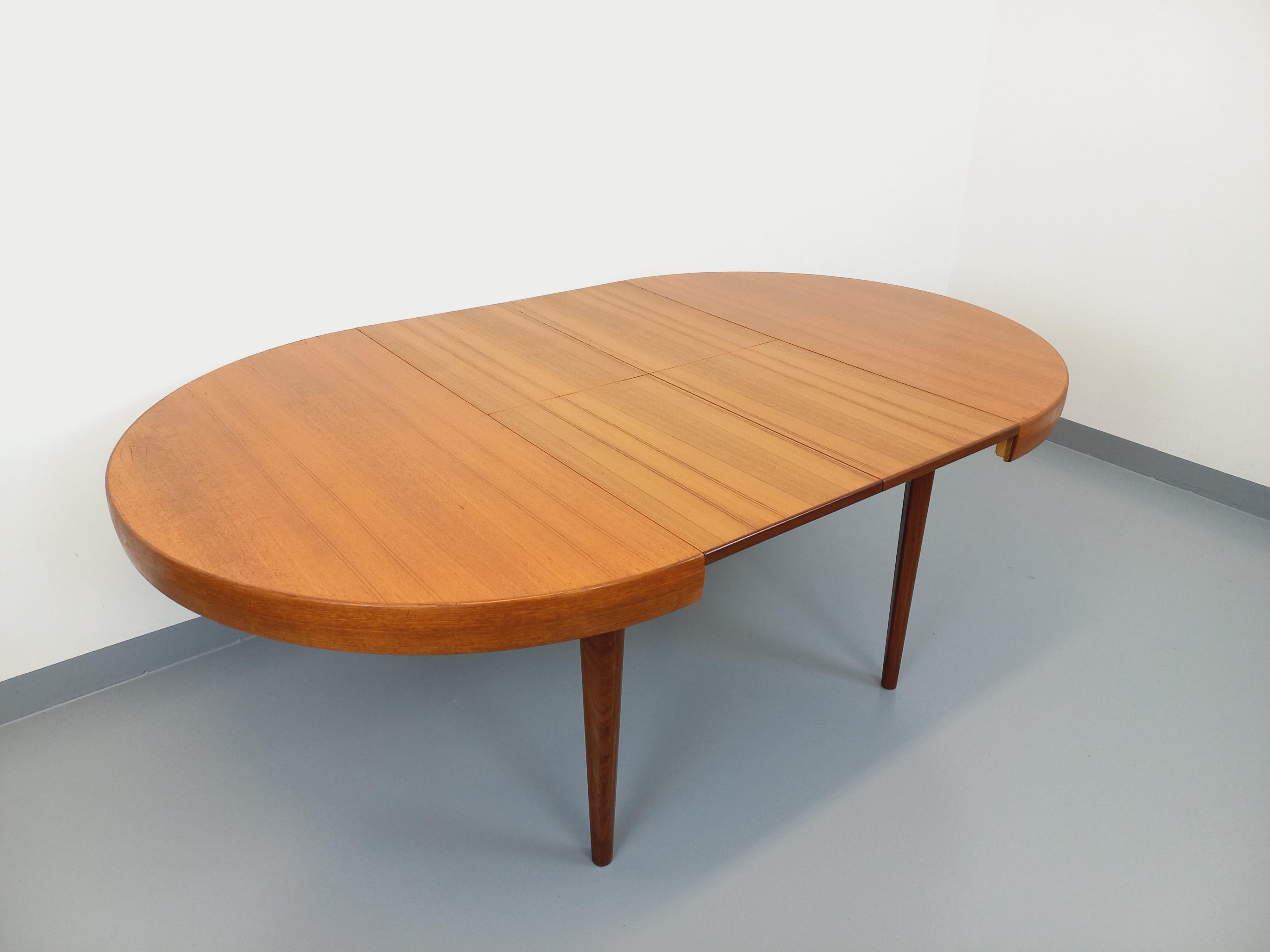 Grande table ronde scandinave vintage des années 50 60 en teck avec rallonges im Angebot 3