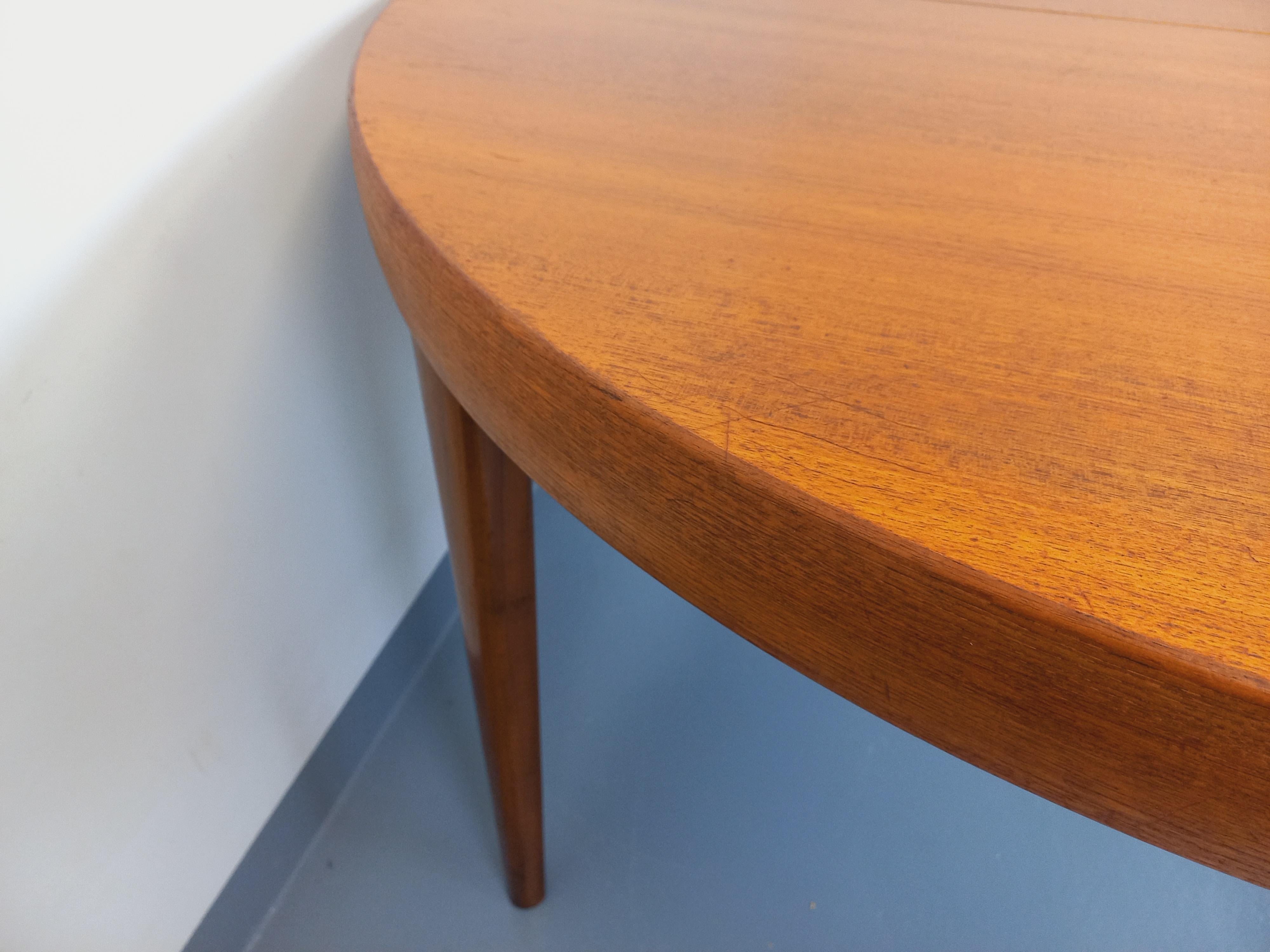 Grande table ronde scandinave vintage des années 50 60 en teck avec rallonges im Angebot 4