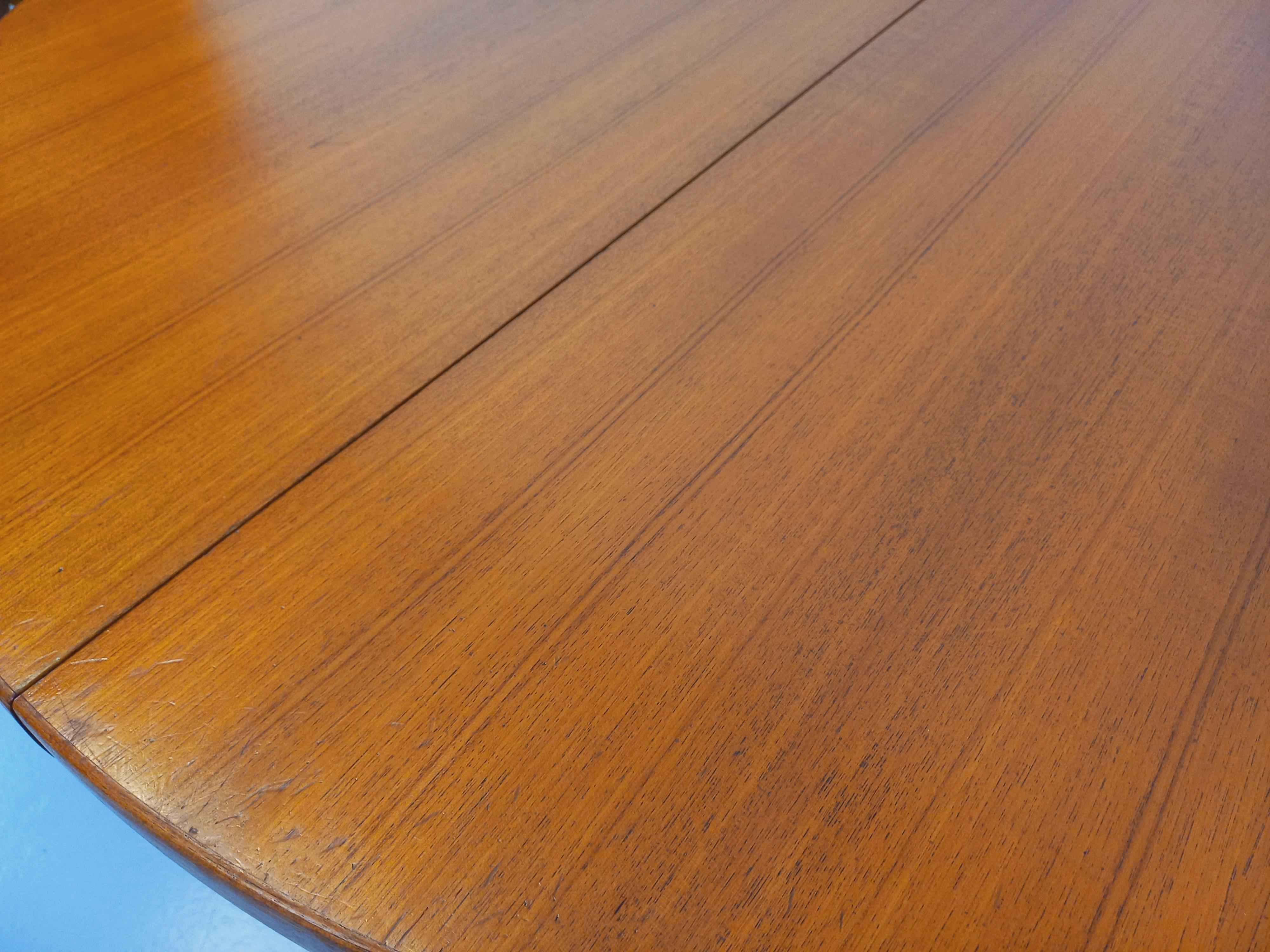 Grande table ronde scandinave vintage des années 50 60 en teck avec rallonges im Angebot 5