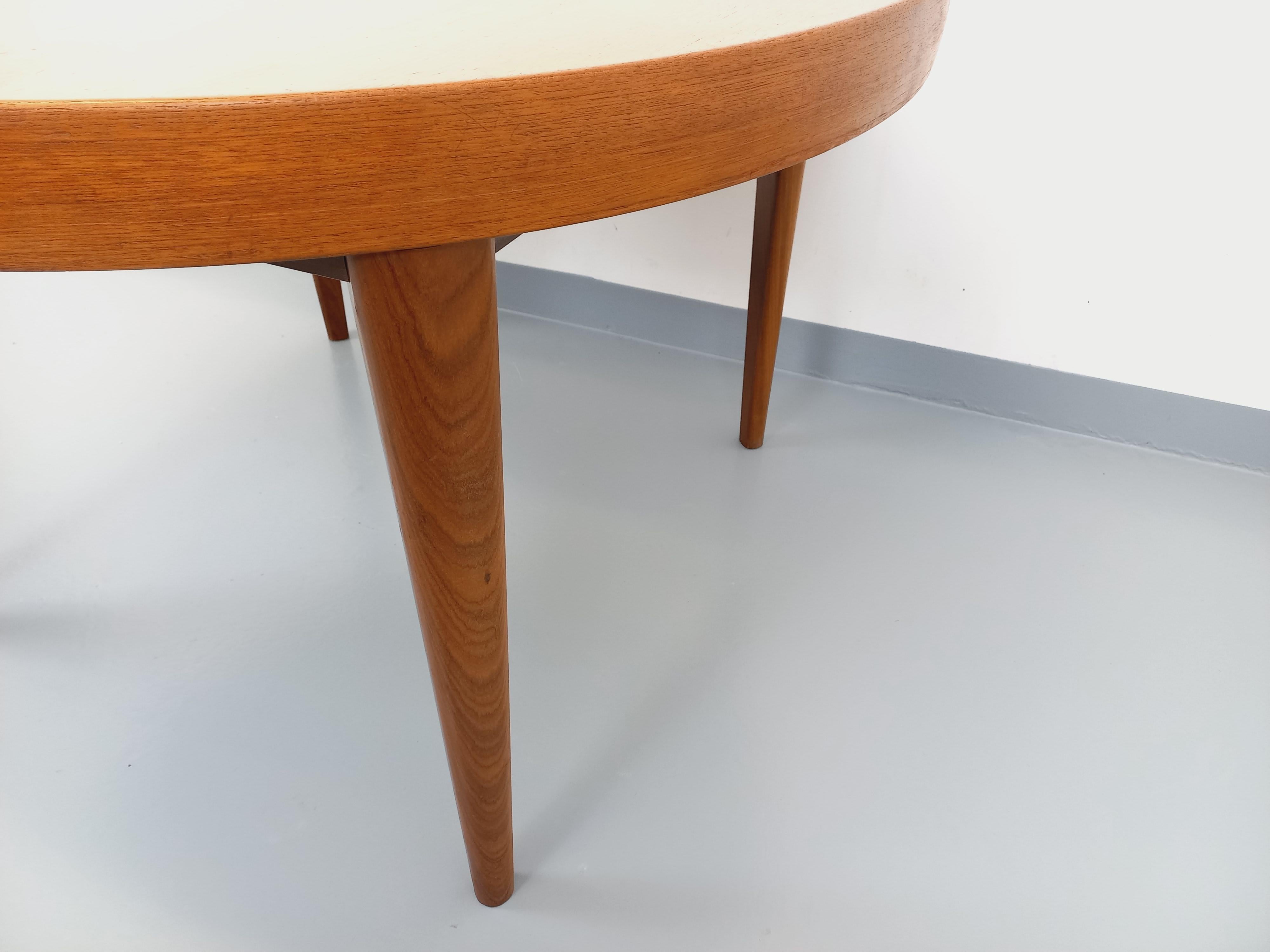 Grande table ronde scandinave vintage des années 50 60 en teck avec rallonges im Angebot 7
