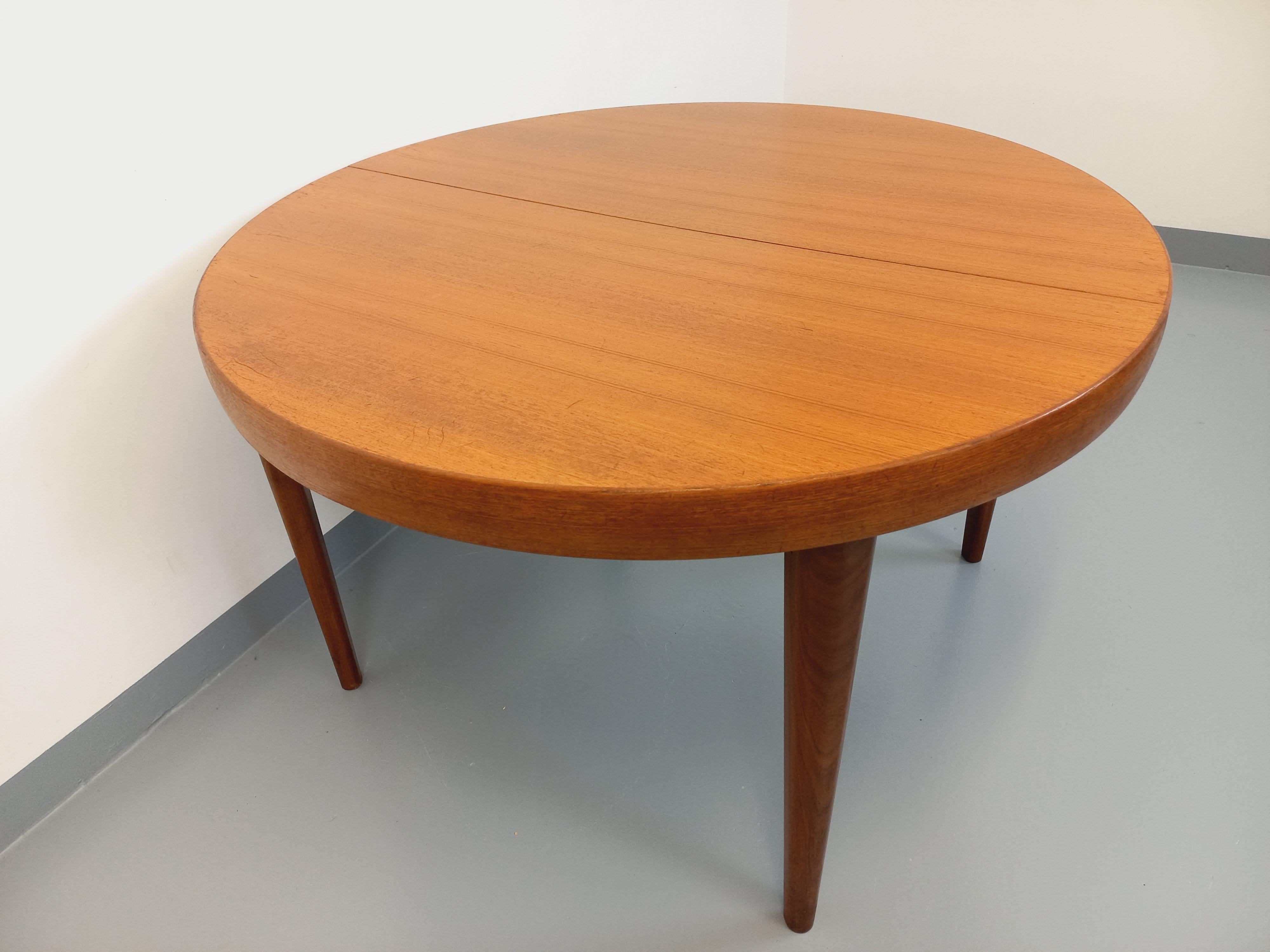 Grande table ronde scandinave vintage des années 50 60 en teck avec rallonges im Angebot 8