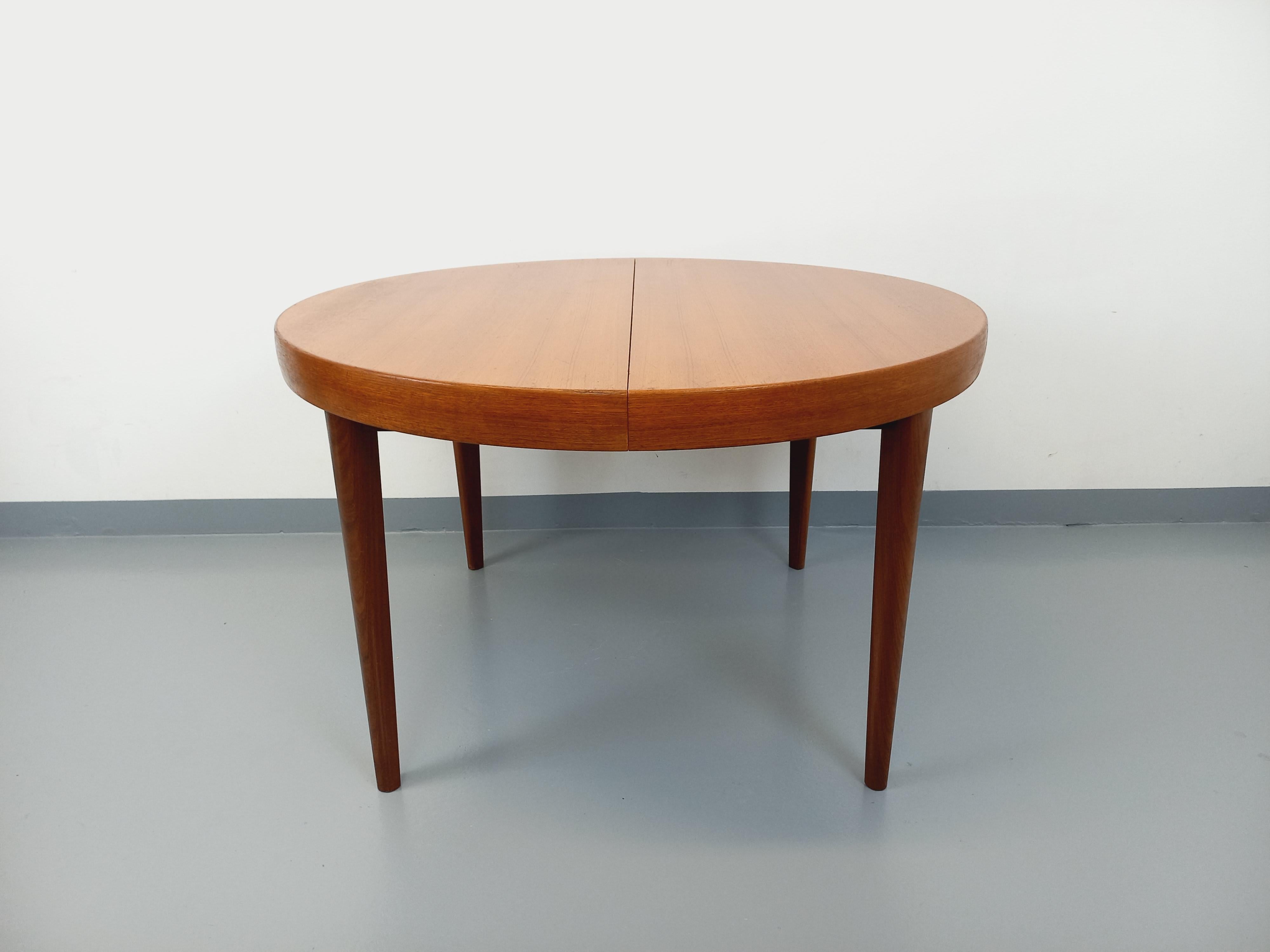 Grande table ronde scandinave vintage des années 50 60 en teck avec rallonges im Angebot 10