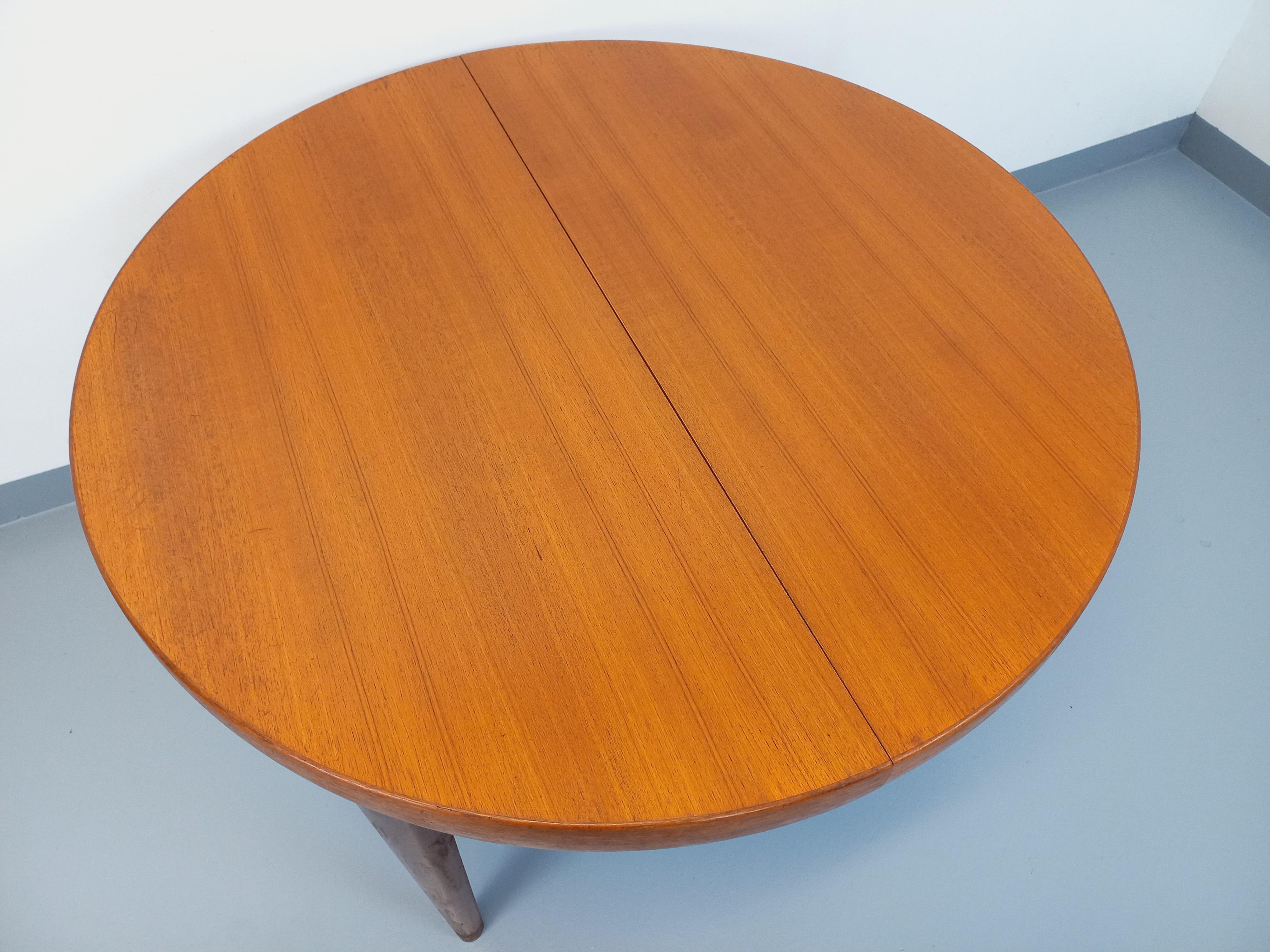 Grande table ronde scandinave vintage des années 50 60 en teck avec rallonges (Moderne der Mitte des Jahrhunderts) im Angebot