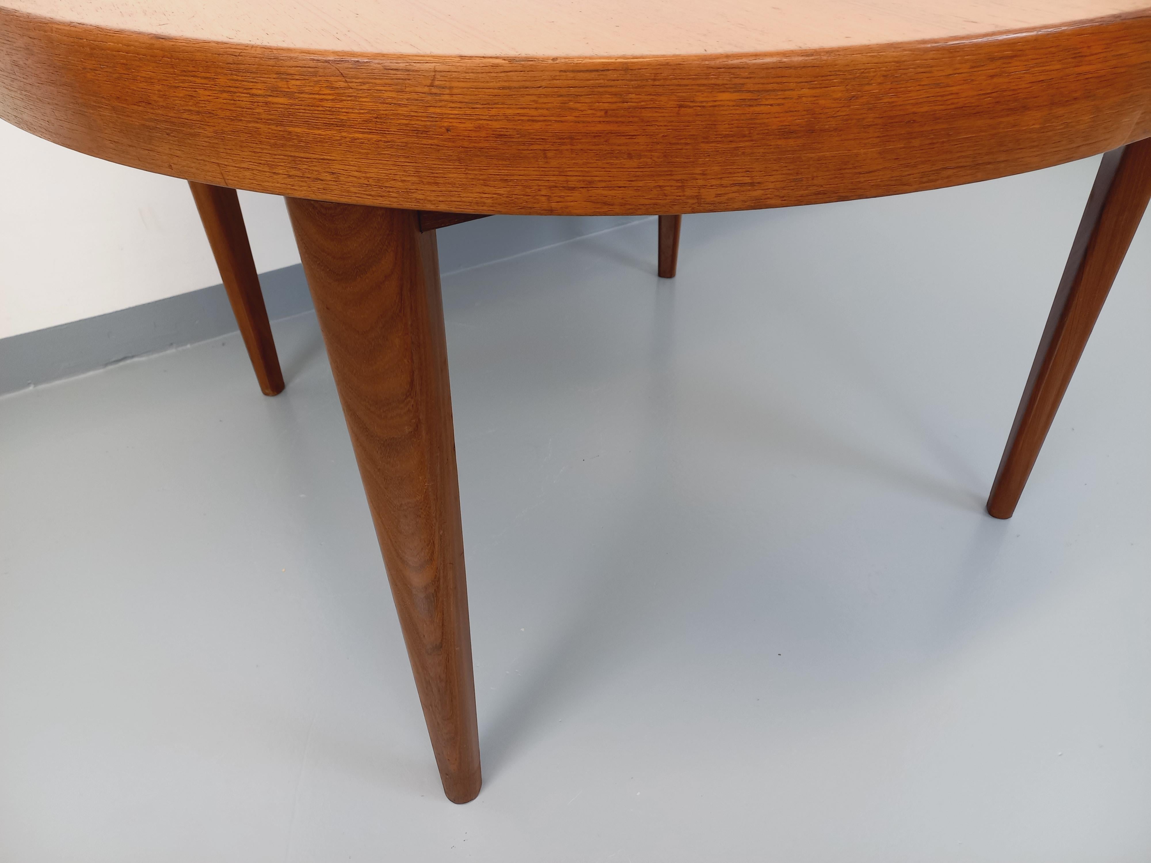 Grande table ronde scandinave vintage des années 50 60 en teck avec rallonges (Französisch) im Angebot
