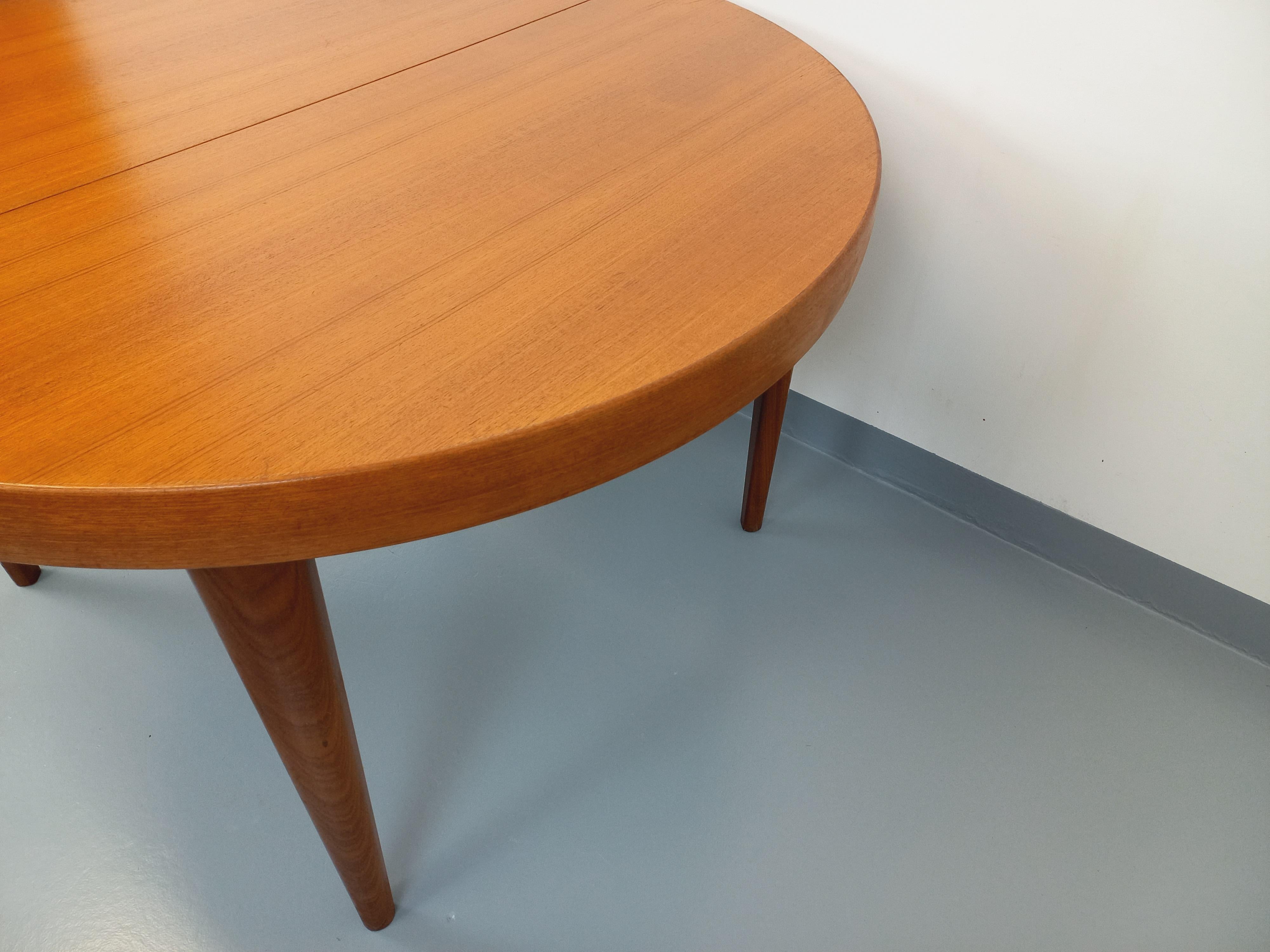 Grande table ronde scandinave vintage des années 50 60 en teck avec rallonges im Zustand „Gut“ im Angebot in BESANÇON, FR