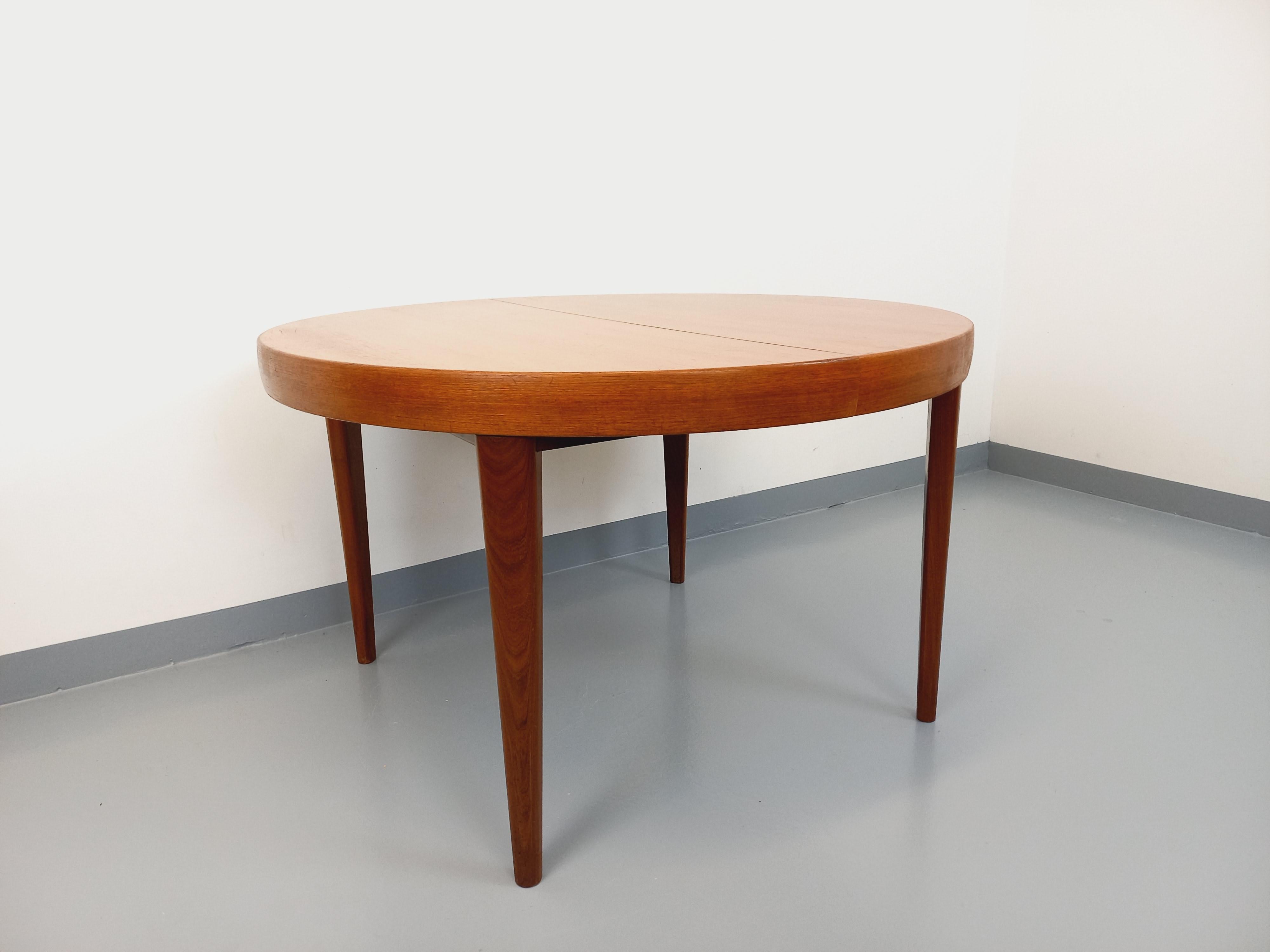 Grande table ronde scandinave vintage des années 50 60 en teck avec rallonges (Mitte des 20. Jahrhunderts) im Angebot